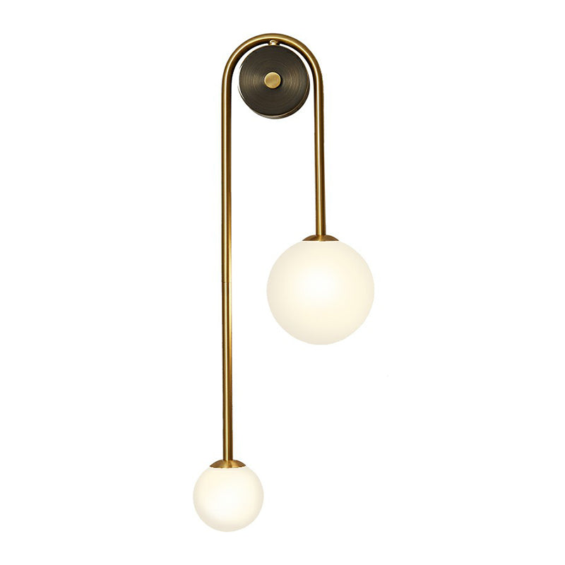 Postmoderne Wandlamp met Dubbele Glazen Bollen – Gebogen Arc Design Messing | Sansoti
