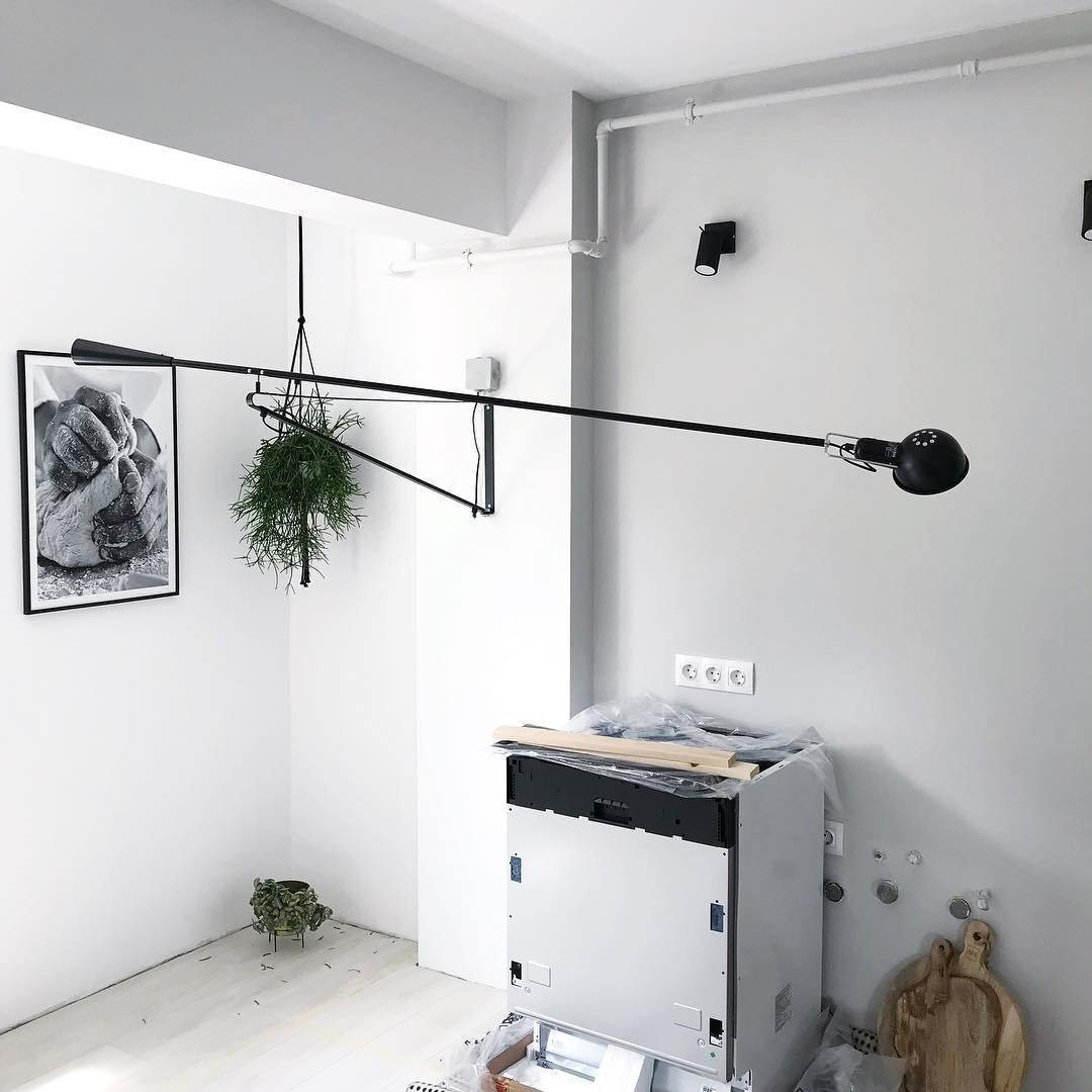 Industrielle Wandleuchte mit verstellbarem Arm aus Metall 135-205cm Schwarz Weiß Gerichtetem Licht E27 Schlafzimmer Wohnzimmer | Sansoti