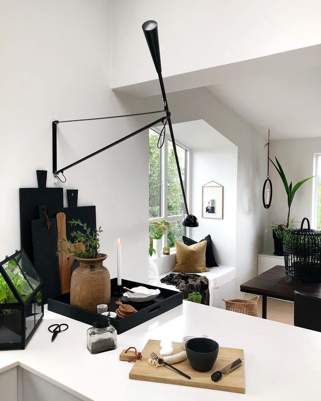Industrielle Wandleuchte mit verstellbarem Arm aus Metall 135-205cm Schwarz Weiß Gerichtetem Licht E27 Schlafzimmer Wohnzimmer | Sansoti