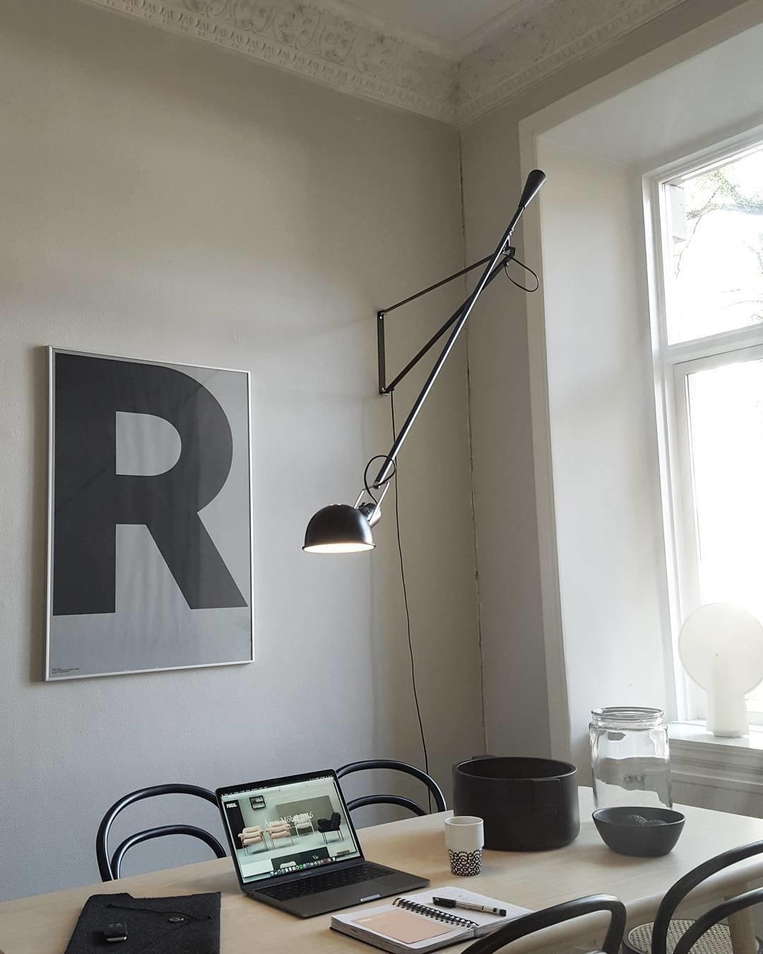 Industrielle Wandleuchte mit verstellbarem Arm aus Metall 135-205cm Schwarz Weiß Gerichtetem Licht E27 Schlafzimmer Wohnzimmer | Sansoti