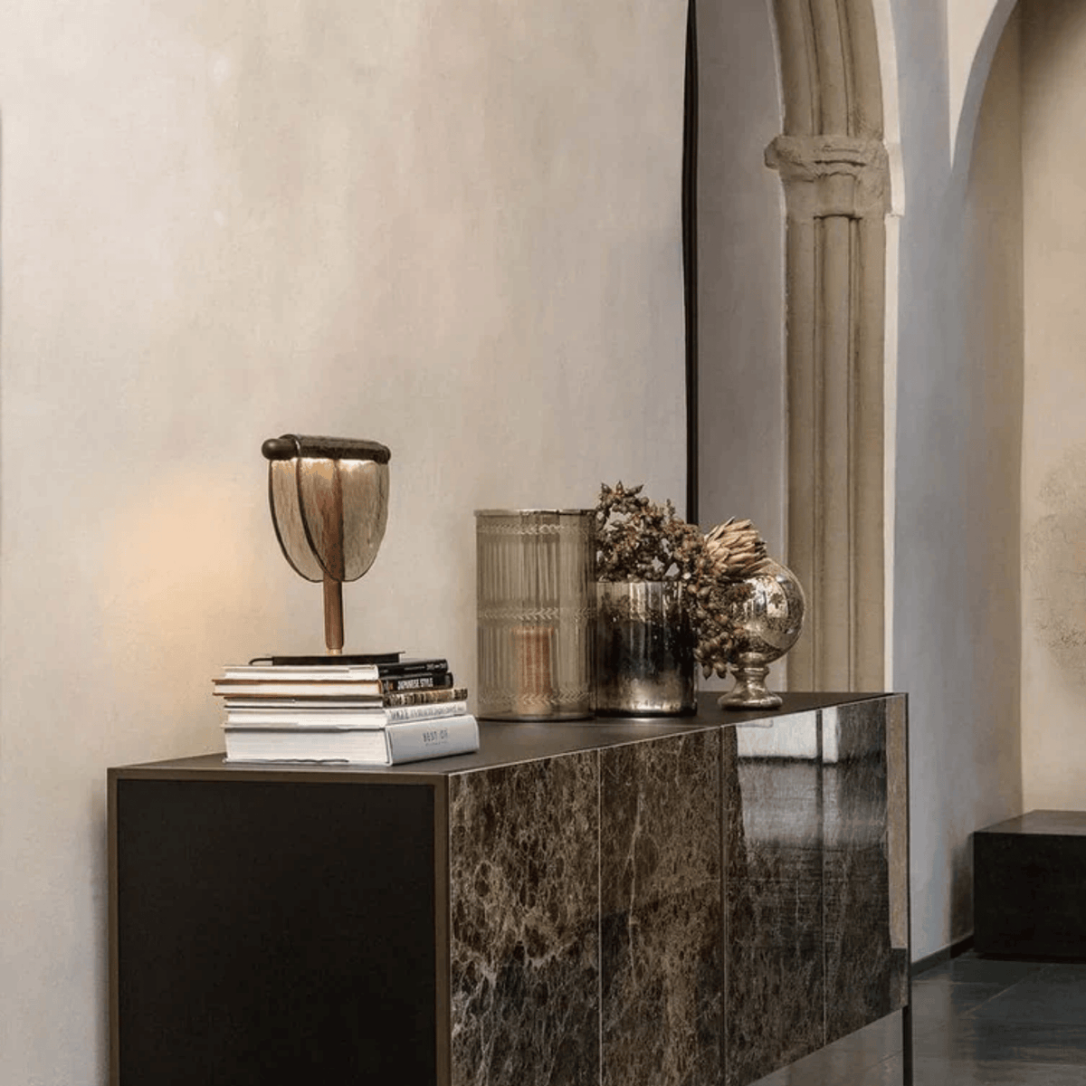Halbmond-Tischleuchte aus Glas und Eisen, bernsteinfarbenes Gold, warmes Licht, skandinavisches Design, Touch-Bedienung, 33 cm, Wohnzimmer | Sansoti