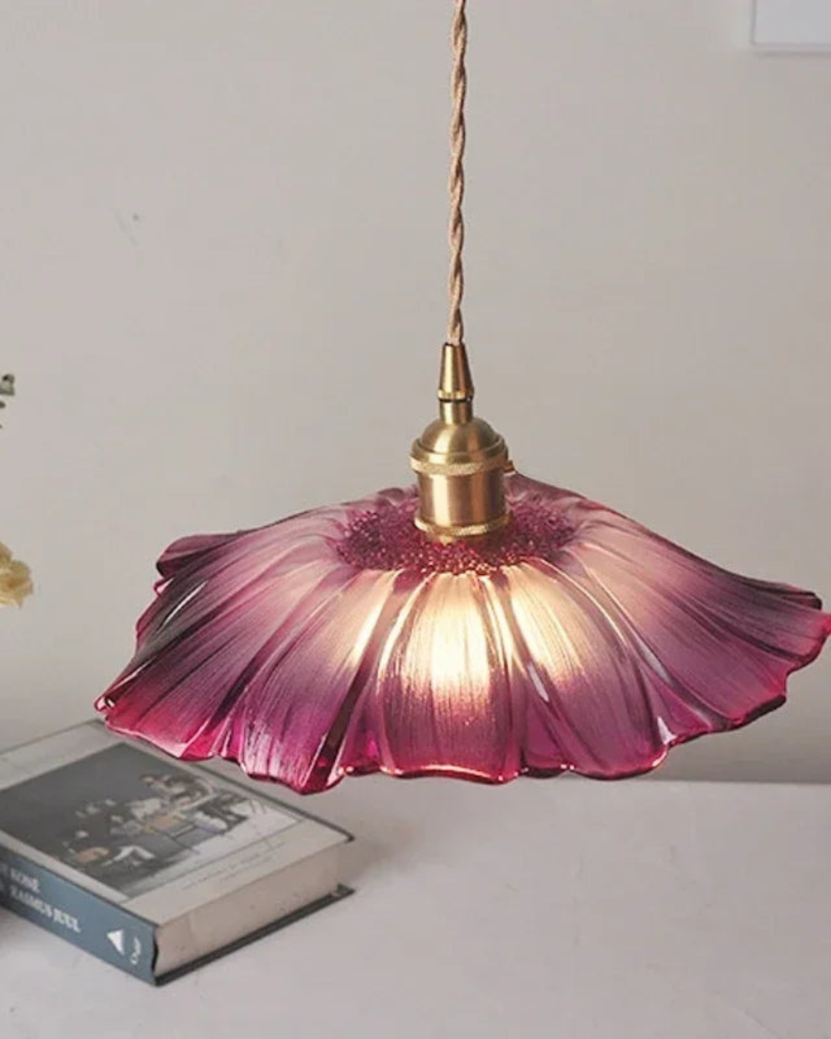 Skulpturale gläserne Pendelleuchte mit Messingfassung und warmem Licht – künstlerische Designer-Deckenleuchte für Esszimmer und Wohnzimmer | Restfield