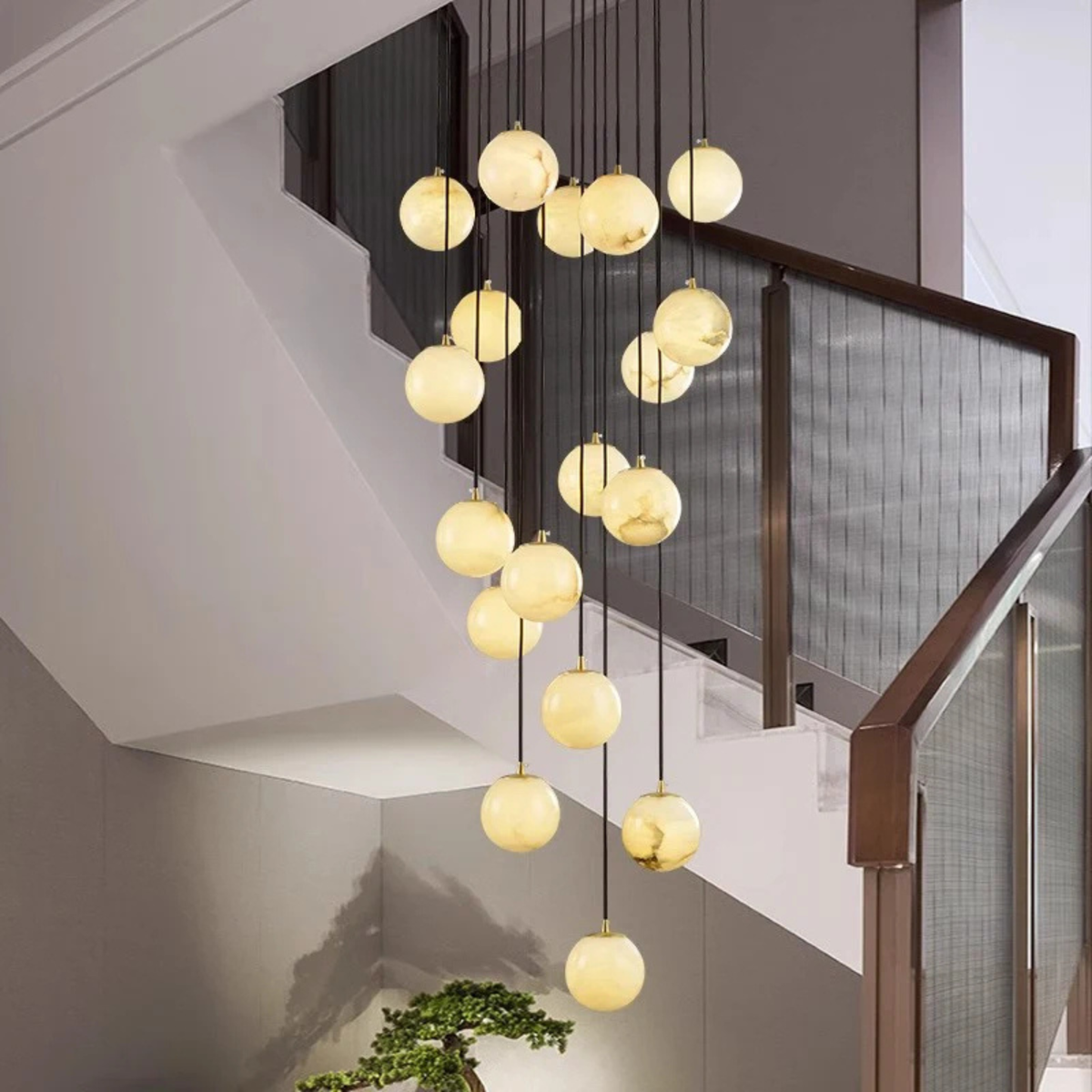 Lustre d’escalier en métal avec plusieurs globes en verre réglable de 3 à 18 points lumineux à intensité variable moderne | Sansoti
