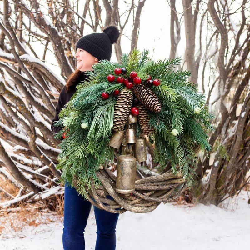 Couronne de Noël rustique avec pommes de pin et clochettes dorées pour décorer la porte et le mur, ambiance festive de Noël | Sansoti