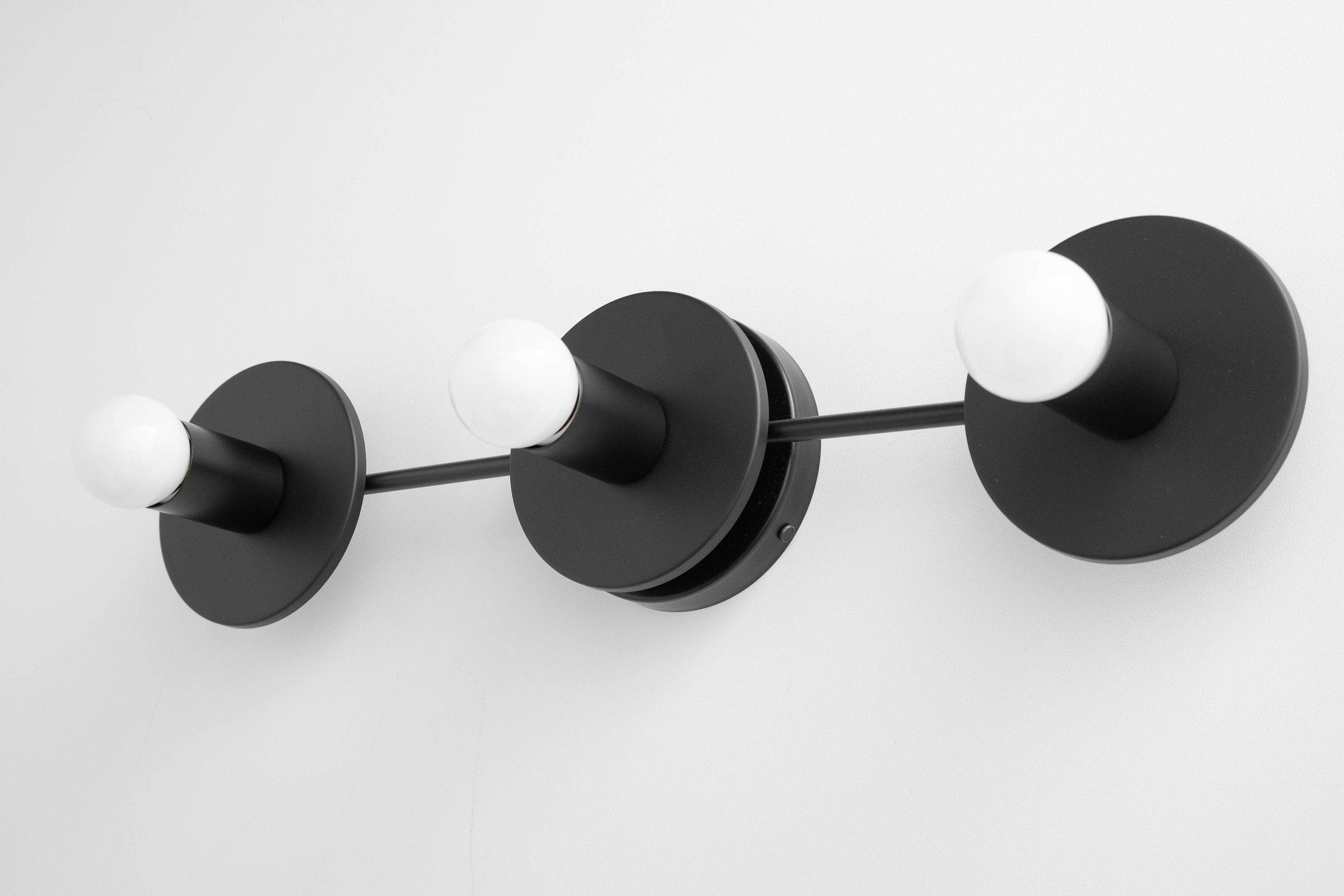 Metalen Wandlamp met Bolvormige Glazen Kappen 3-Lichts Badkamerverlichting Mat Groen | Sansoti