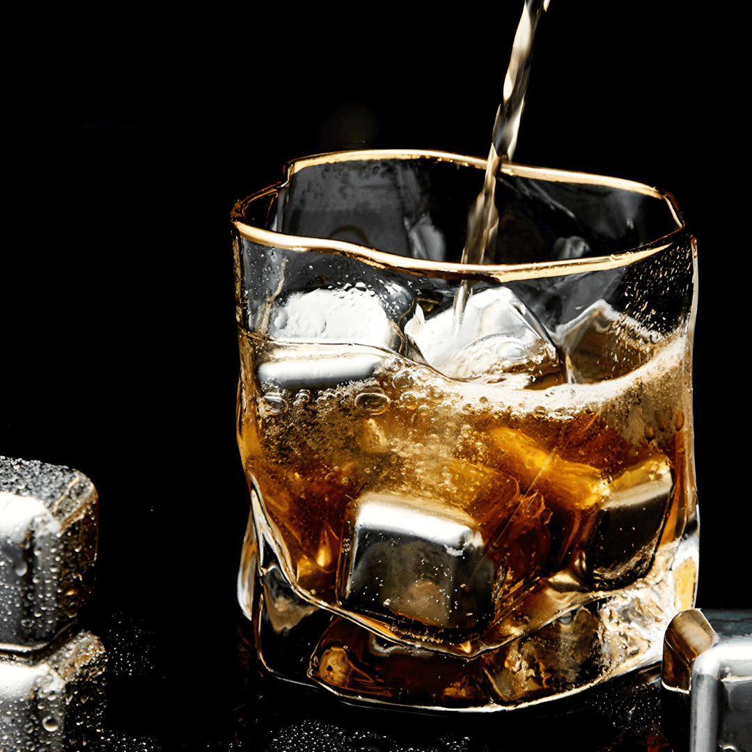 Japanisches Kristall-Whiskyglas mit goldfarbenem Akzent und Reliefstruktur - Premium-Trinkglas für Whisky, Cocktails und Spirituosen zu Hause | Sansoti