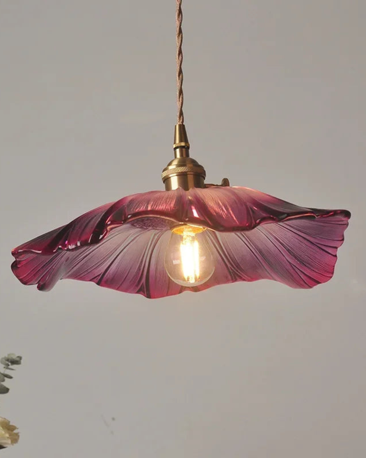 Skulpturale gläserne Pendelleuchte mit Messingfassung und warmem Licht – künstlerische Designer-Deckenleuchte für Esszimmer und Wohnzimmer | Restfield
