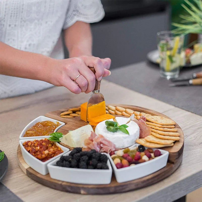 Rundes Servierbrett aus Akazienholz mit Keramikschälchen und Käsemessern für eine gastfreundliche Tafel Käse 33cm | Sansoti
