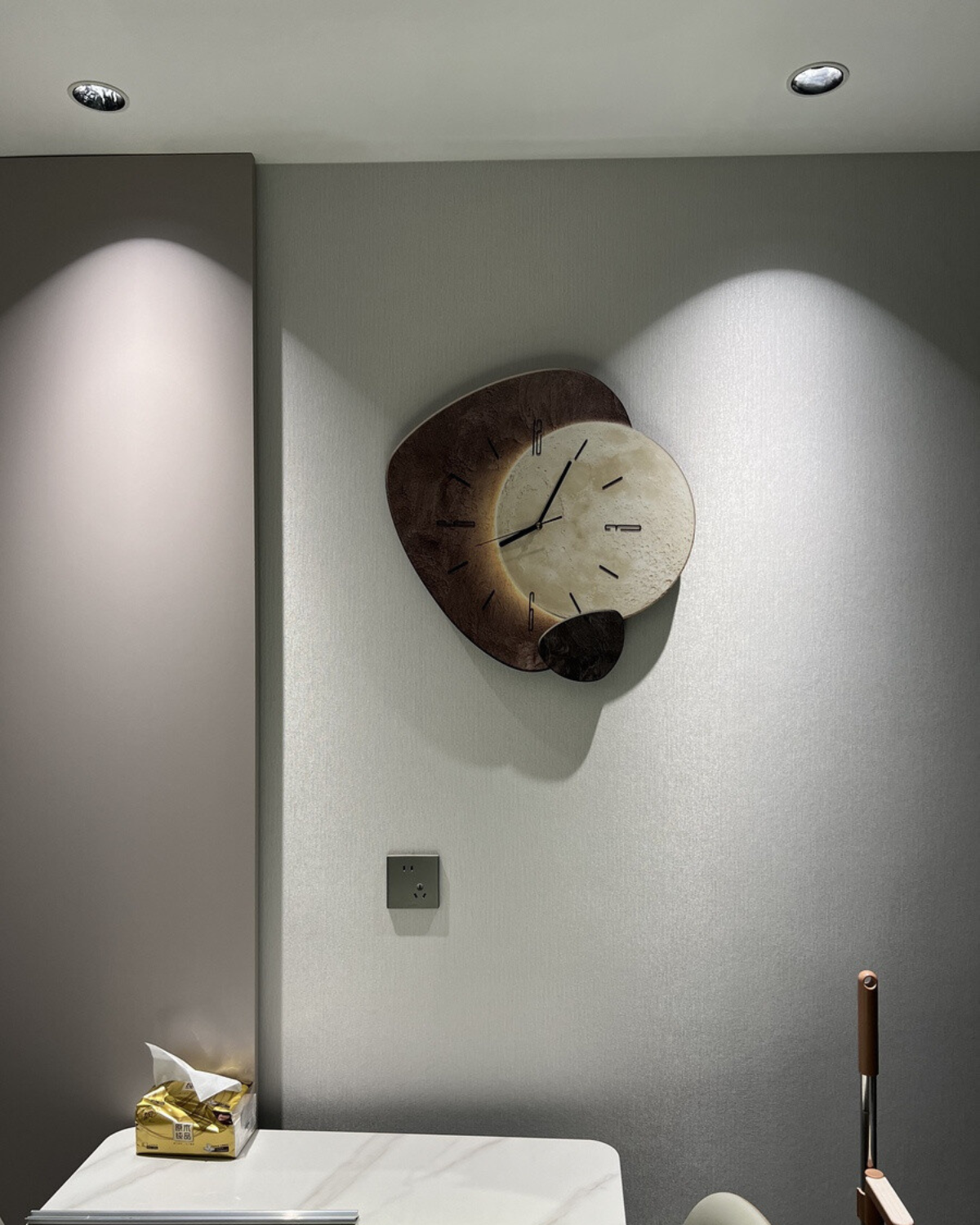 Wandklok met Maanreliëf en Optionele Verlichting Zwart Goud Betonlook Scandinavisch Interieur Decoratief Tijdweergave Woonkamer Slaapkamer Kantoor Modern Minimalistisch Wanddecoratie | Sansoti