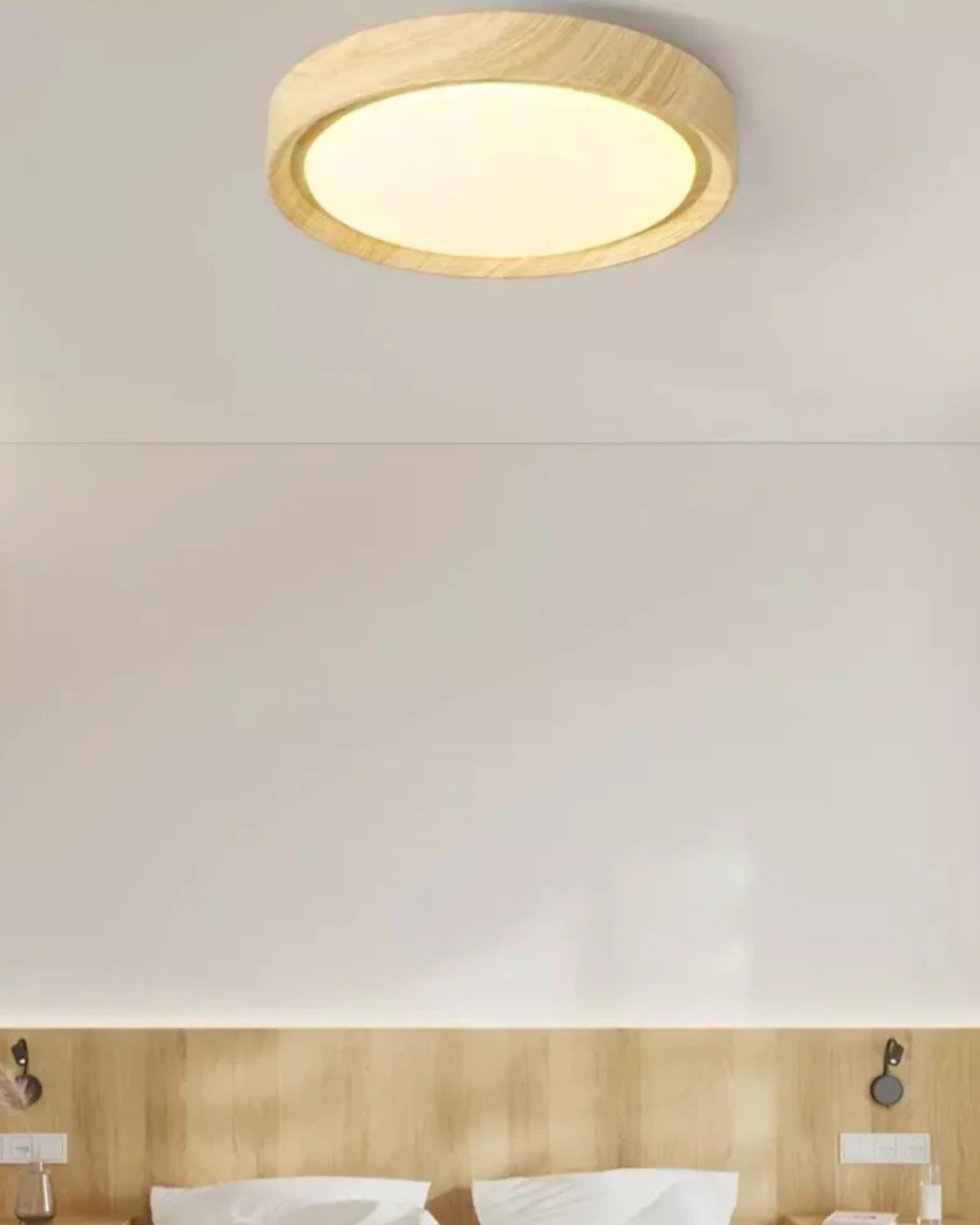 Ronde houten plafondlamp met warm diffuus licht voor serene woonruimtes | Sansoti