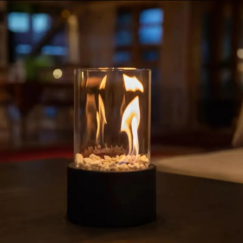 Moderner Bioethanol-Tischkamin mit Glaszylinder und rauchfreier Flamme für gemütliche Wärme drinnen und draußen | Restfield