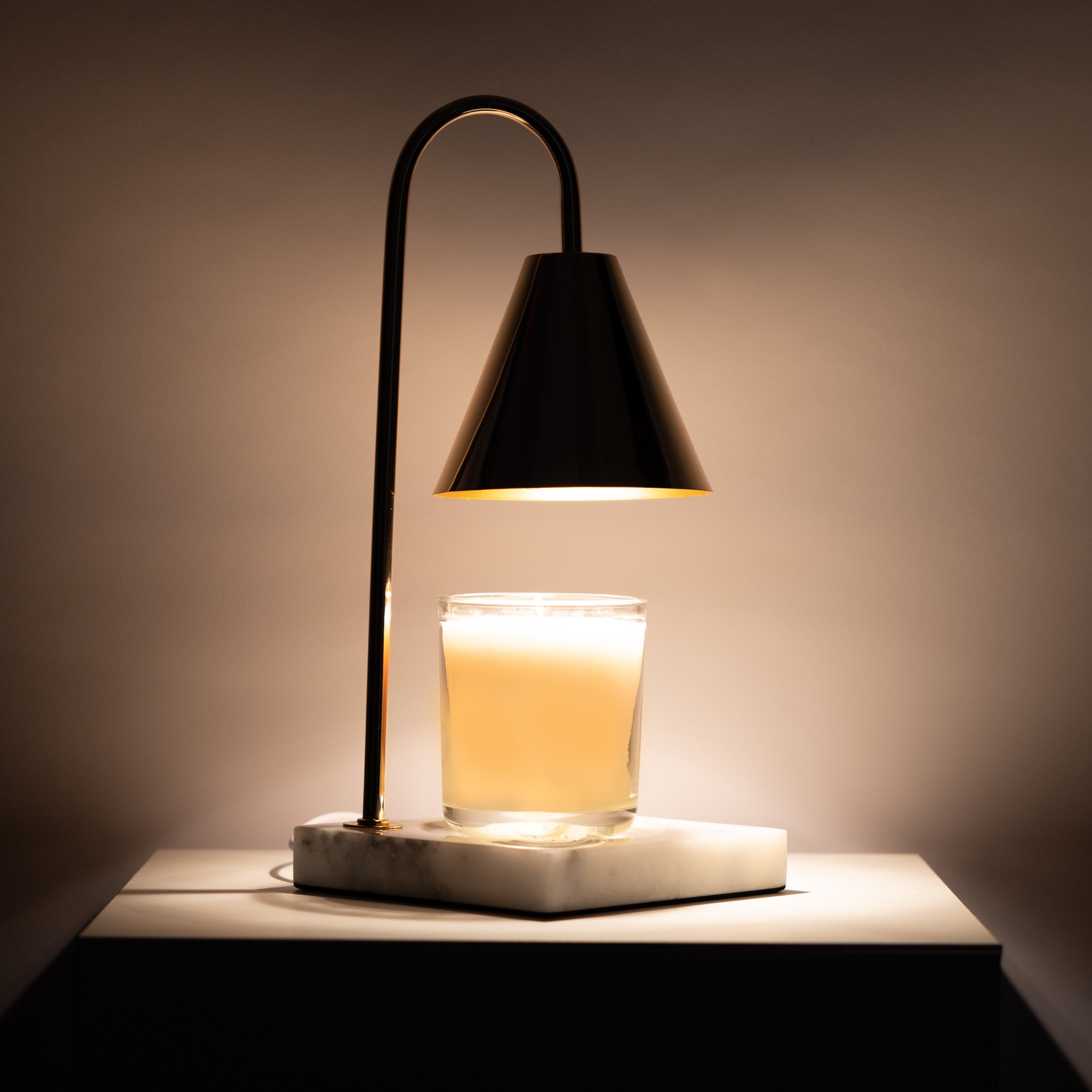 Luxuriöse Kerzenwärmerlampe mit zeitlosem Marmor-Finish und flammenloser Wärme | Restfield