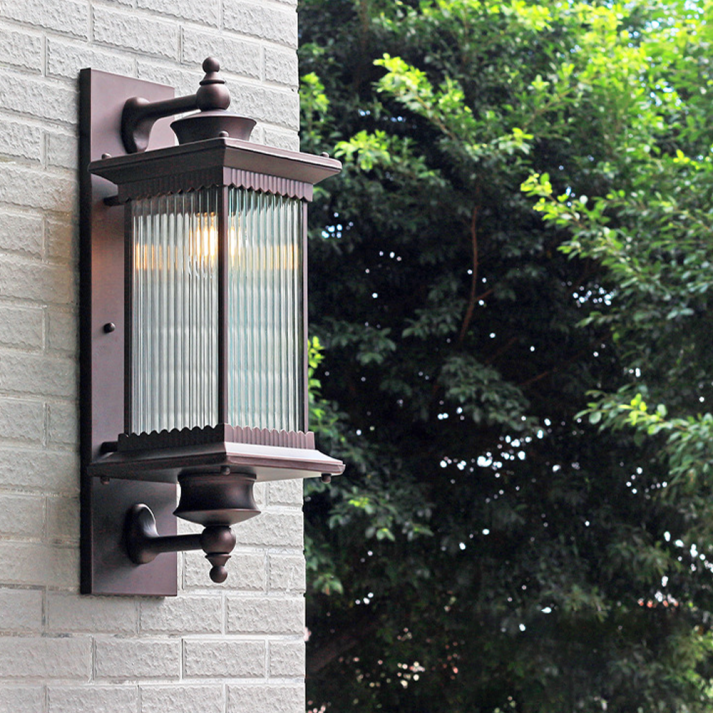 Buitenwandlamp met Geribbeld Glas en Zwart Metalen Behuizing – Klassieke Buitenverlichting voor Tuin, Entree en Terras | Sansoti