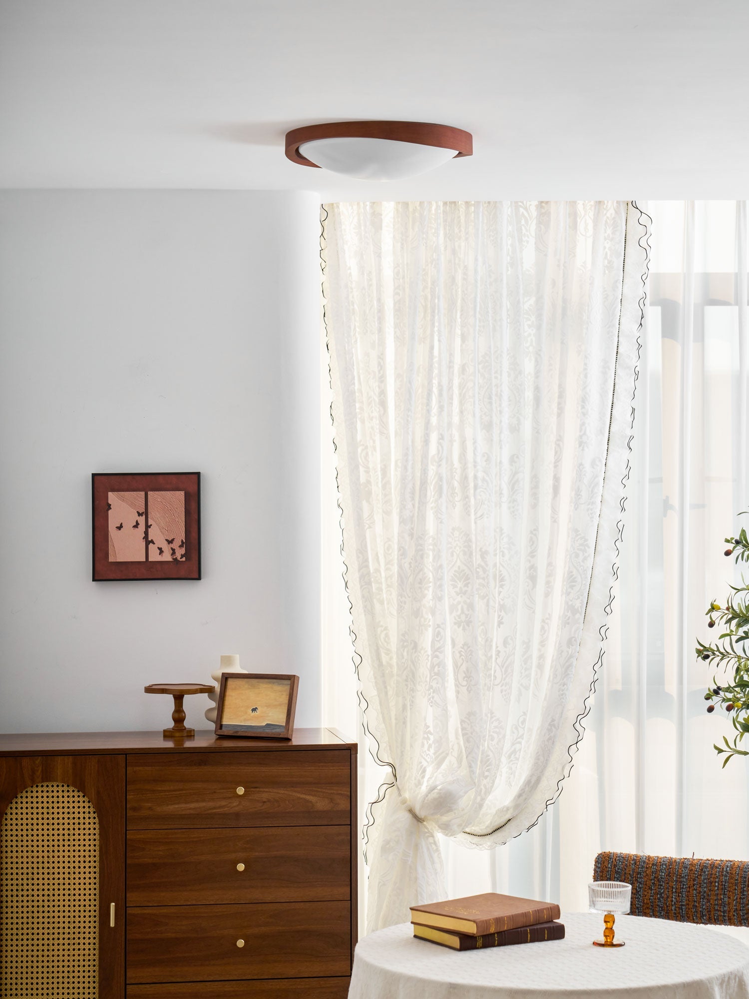 Houten Plafondlamp met Gebogen Rand – Scandinavisch Design met Walnoot Afwerking & Warme Verlichting voor Woonkamer Slaapkamer | Sansoti
