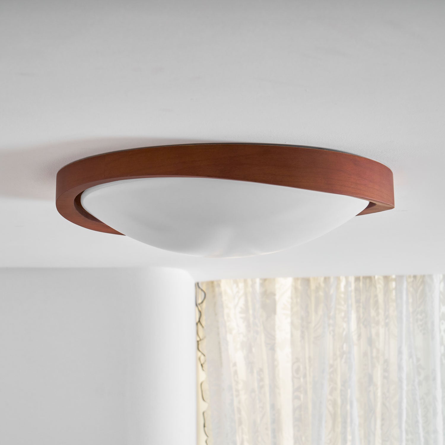 Houten Plafondlamp met Gebogen Rand – Scandinavisch Design met Walnoot Afwerking & Warme Verlichting voor Woonkamer Slaapkamer | Sansoti
