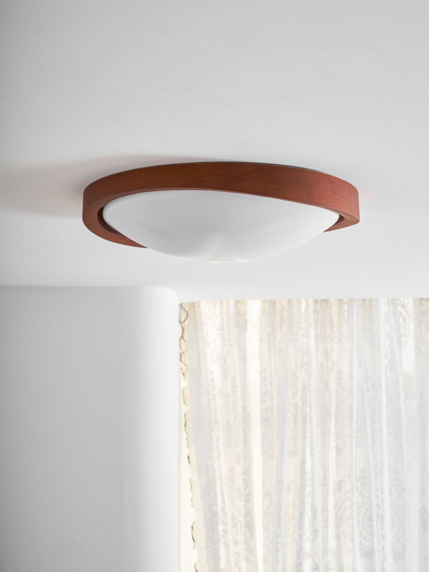 Houten Plafondlamp met Gebogen Rand – Scandinavisch Design met Walnoot Afwerking & Warme Verlichting voor Woonkamer Slaapkamer | Sansoti