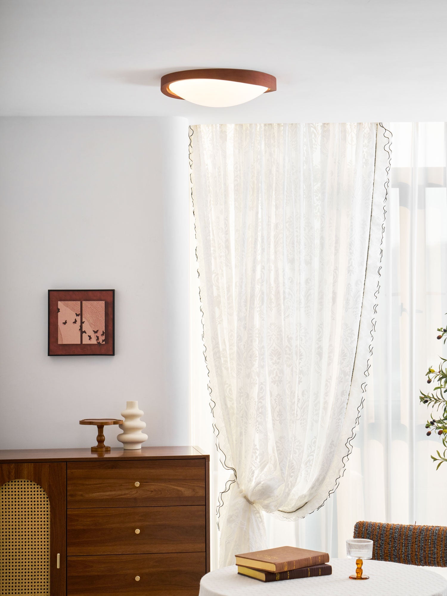 Houten Plafondlamp met Gebogen Rand – Scandinavisch Design met Walnoot Afwerking & Warme Verlichting voor Woonkamer Slaapkamer | Sansoti