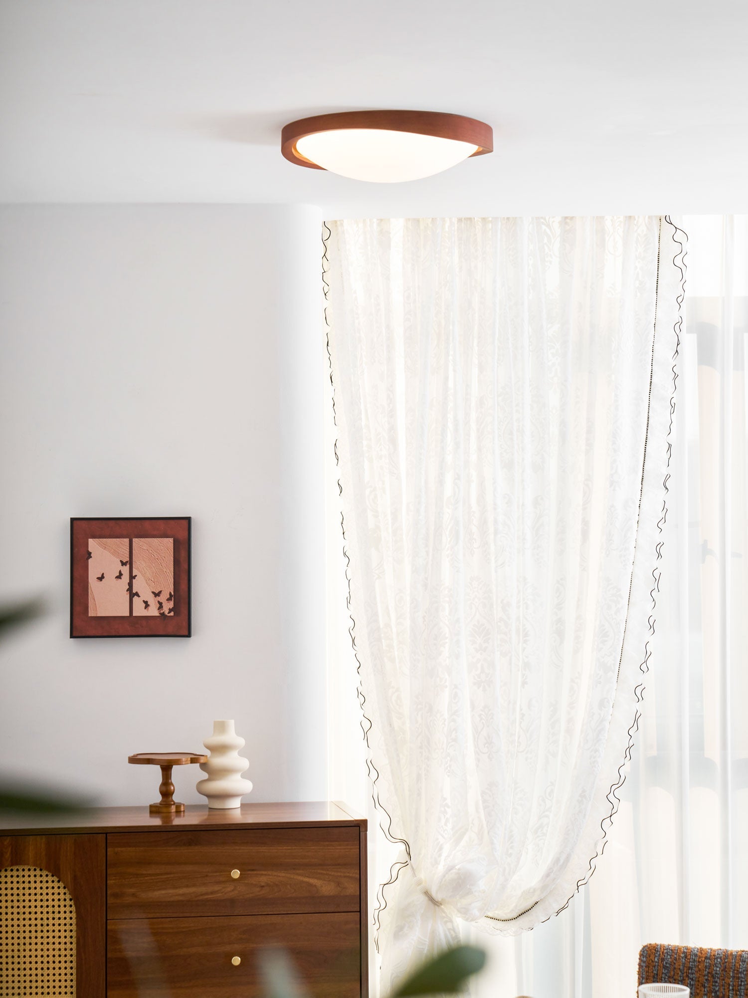 Houten Plafondlamp met Gebogen Rand – Scandinavisch Design met Walnoot Afwerking & Warme Verlichting voor Woonkamer Slaapkamer | Sansoti