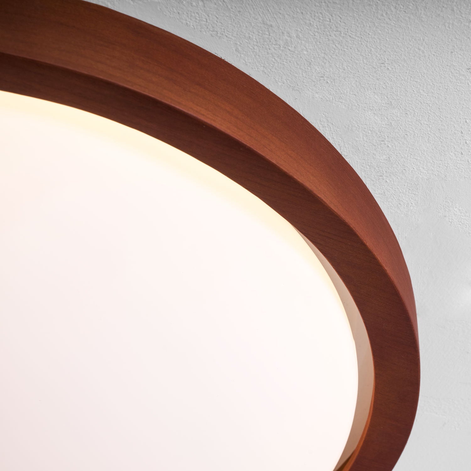 Houten Plafondlamp met Gebogen Rand – Scandinavisch Design met Walnoot Afwerking & Warme Verlichting voor Woonkamer Slaapkamer | Sansoti