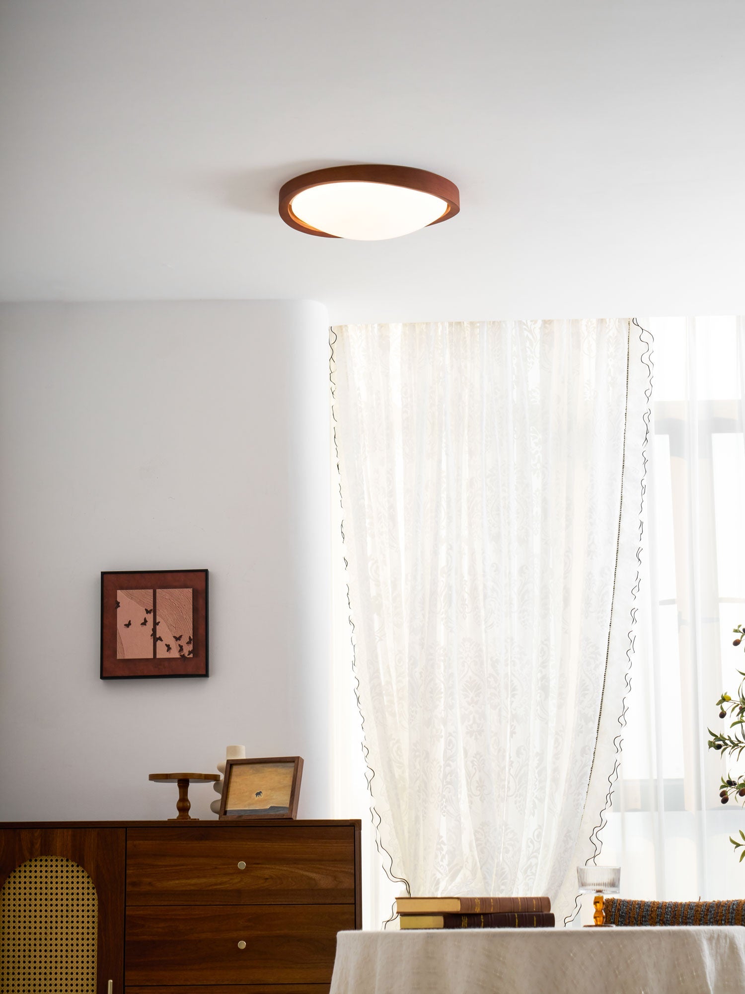 Houten Plafondlamp met Gebogen Rand – Scandinavisch Design met Walnoot Afwerking & Warme Verlichting voor Woonkamer Slaapkamer | Sansoti