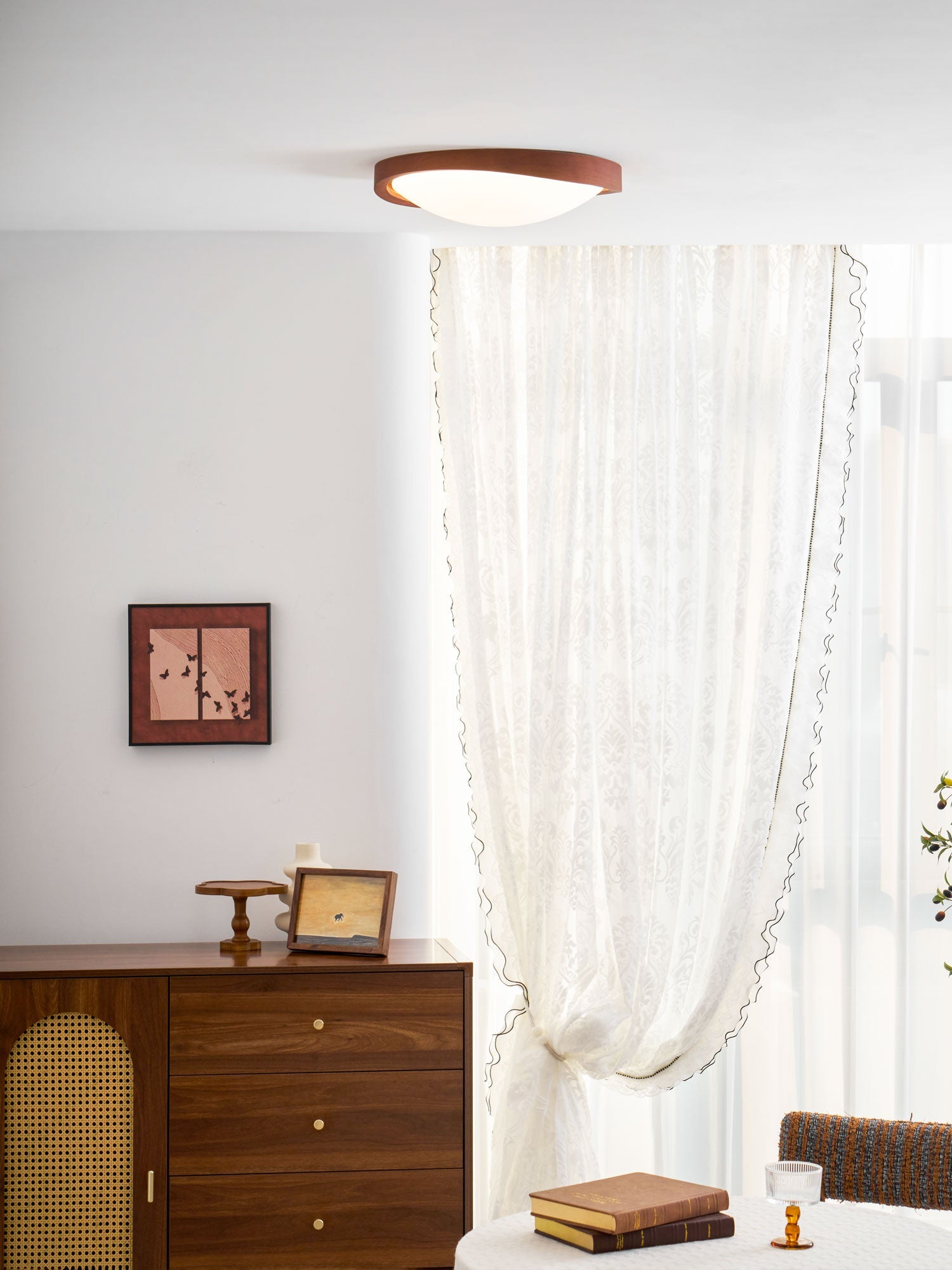 Houten Plafondlamp met Gebogen Rand – Scandinavisch Design met Walnoot Afwerking & Warme Verlichting voor Woonkamer Slaapkamer | Sansoti