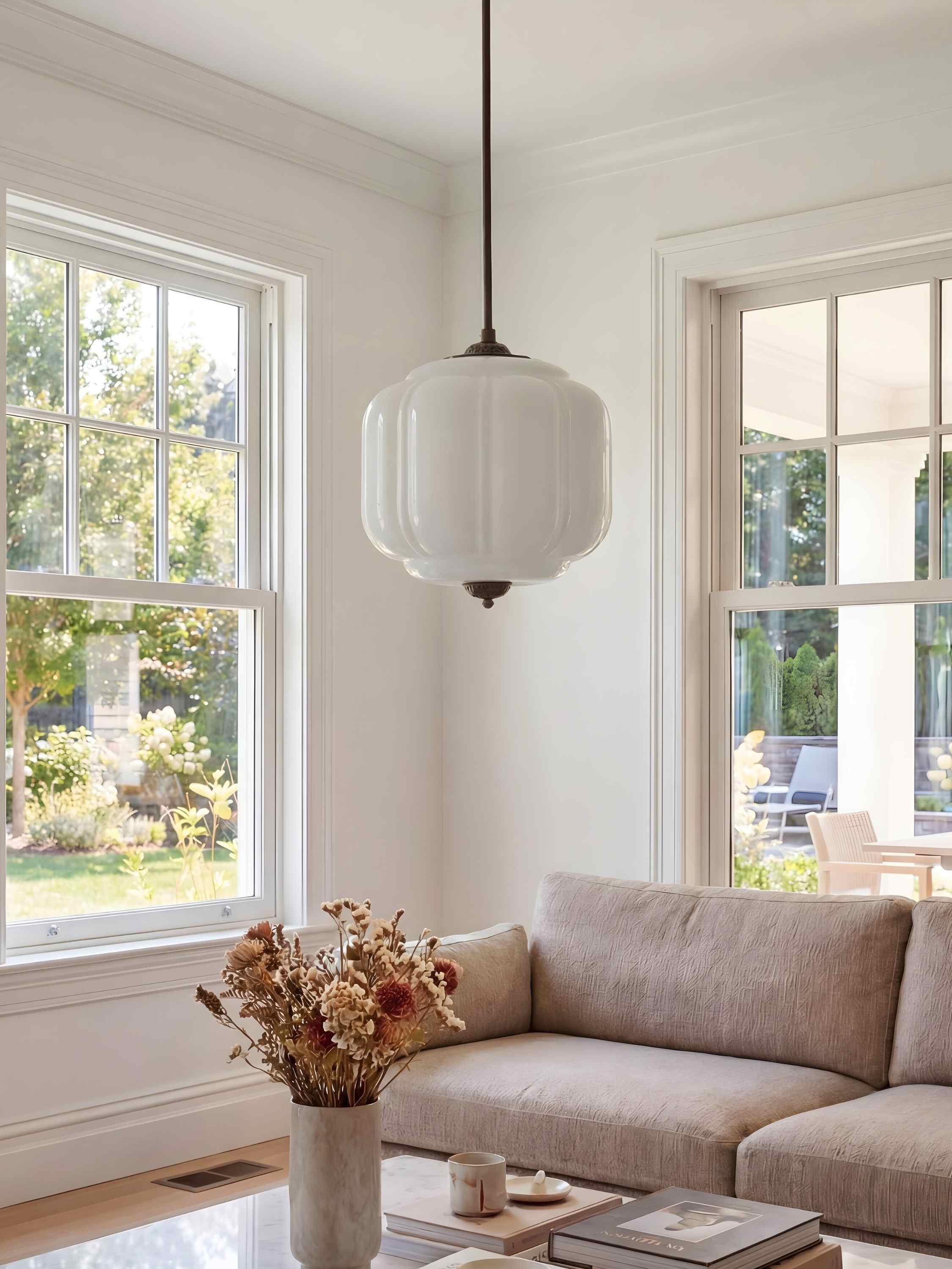 Vintage Kroonluchter met Crèmekleurige Glazen Kappen – Hanglamp in Retro-Stijl voor Eetkamer & Woonkamer | Sansoti