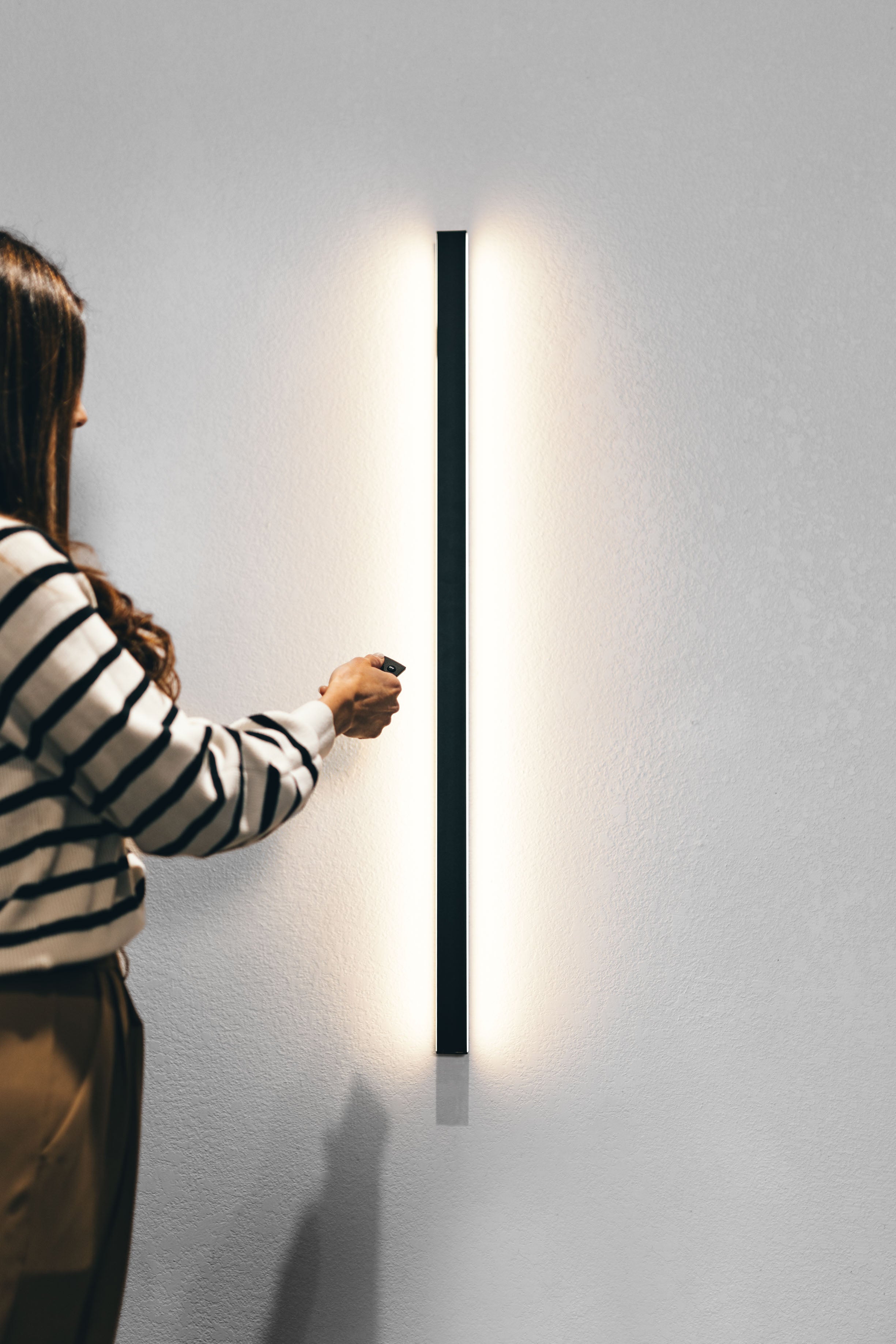 Minimalistische lineare Wandleuchte mit integrierter LED-Beleuchtung und modernem Design | Restfield