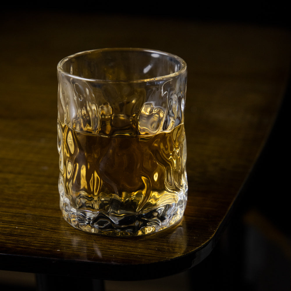 Handgemaakt Whiskeyglas met Golvend Reliëf 210ml Hittebestendig Glas voor Whisky Cocktails Spirits Premium Drinkglas Japans Design Zeegolf Patroon Cadeau Whiskyliefhebber Houten Verpakking | Sansoti