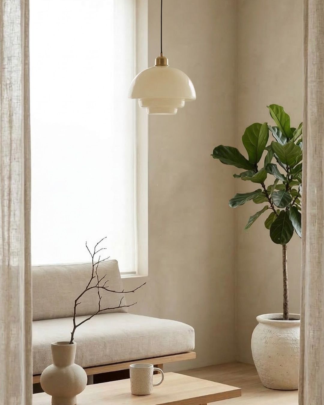 TINA Hanglamp – Mid-Century Melkwit Glas met Geborsteld Messing | Moderne Eetkamer & Keukenverlichting | Verstelbaar | E27 Fitting | Sansoti