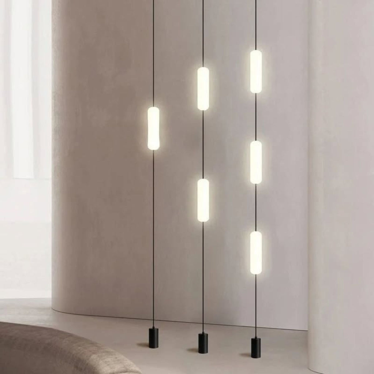 Vertikale LED-Stehleuchte vom Boden bis zur Decke mit architektonischem Lichtdesign, modernes Interieur, stimmungsvolles warmweißes Licht | Sansoti