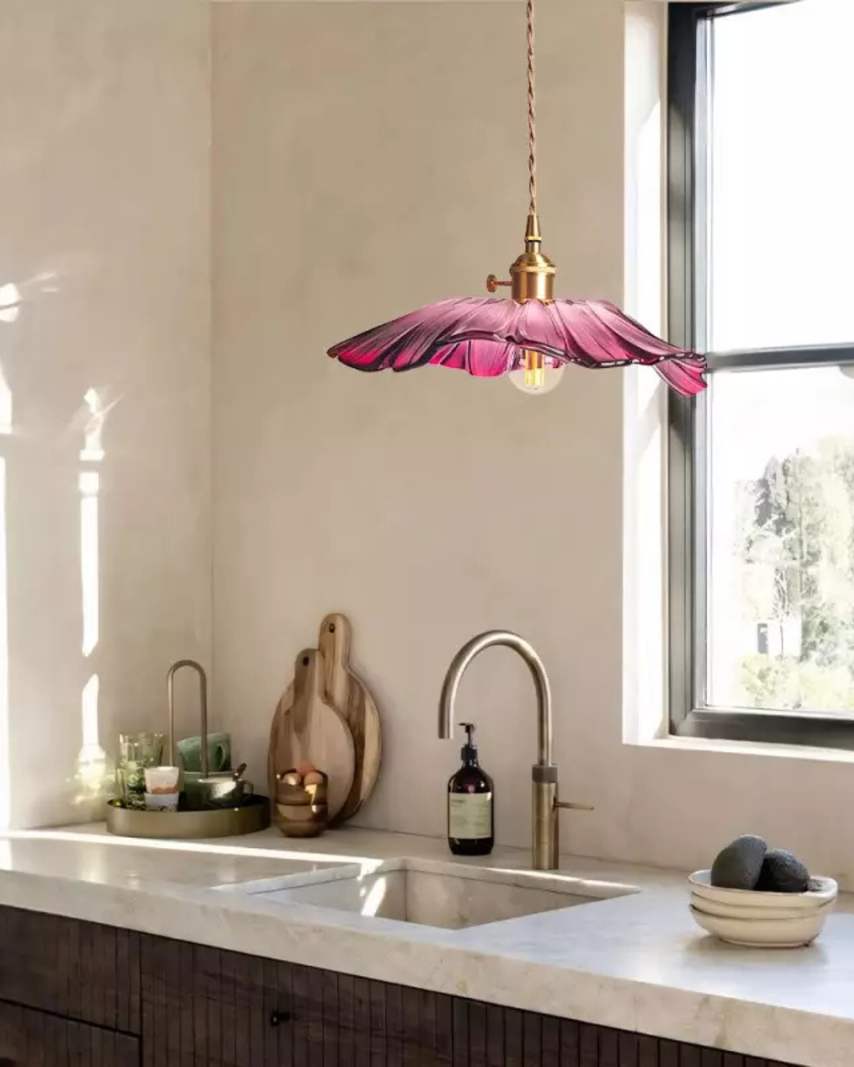 Skulpturale gläserne Pendelleuchte mit Messingfassung und warmem Licht – künstlerische Designer-Deckenleuchte für Esszimmer und Wohnzimmer | Restfield