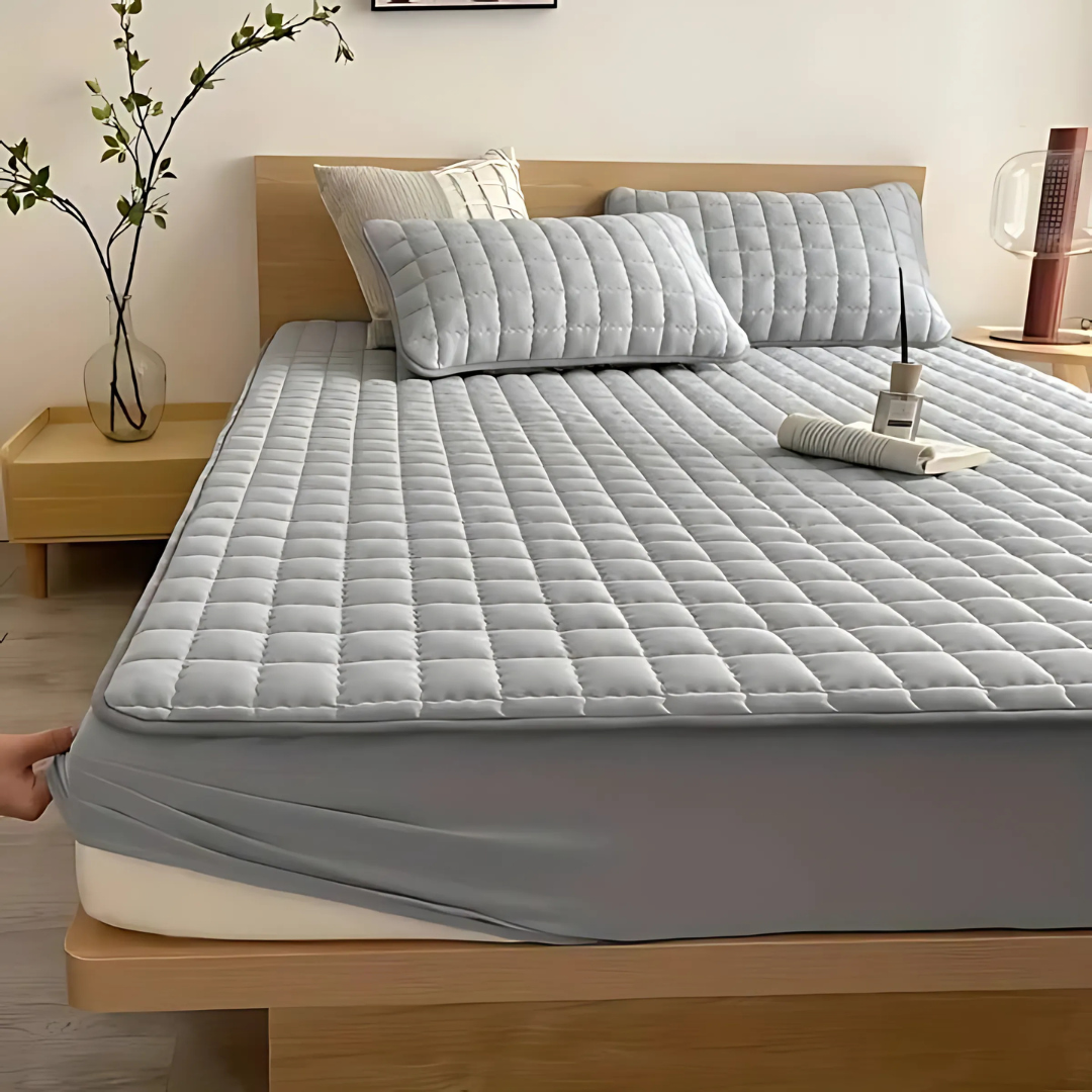 Protège-matelas déperlant avec couche supérieure matelassée pour une protection optimale et un confort accru dans la chambre | Sansoti