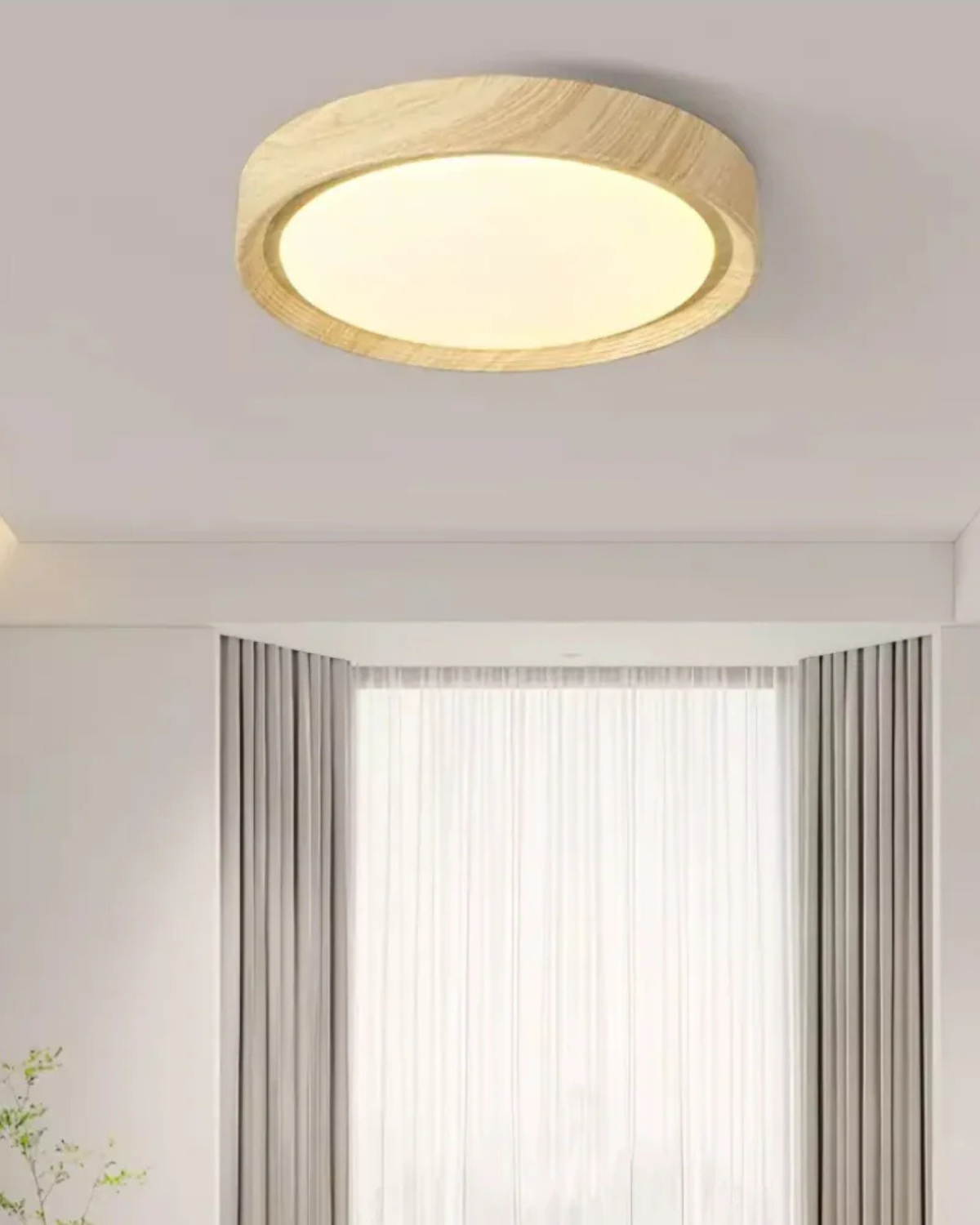 Ronde houten plafondlamp met warm diffuus licht voor serene woonruimtes | Sansoti