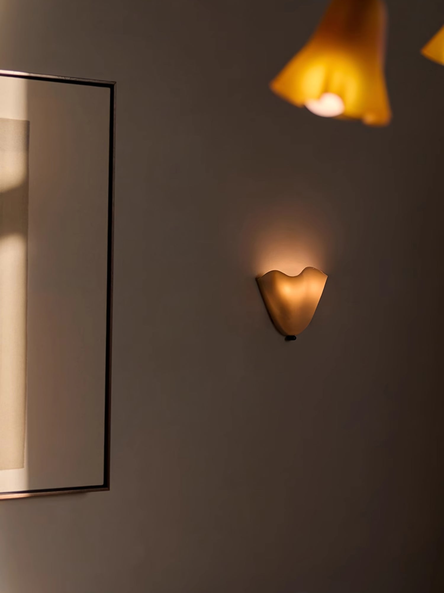 Petalia Wandlamp — Sculptural Petal-Geïnspireerde Glazen Wandverlichting met G9 Fitting en Hardwired Installatie (28 × 25 × 13 cm) | Sansoti