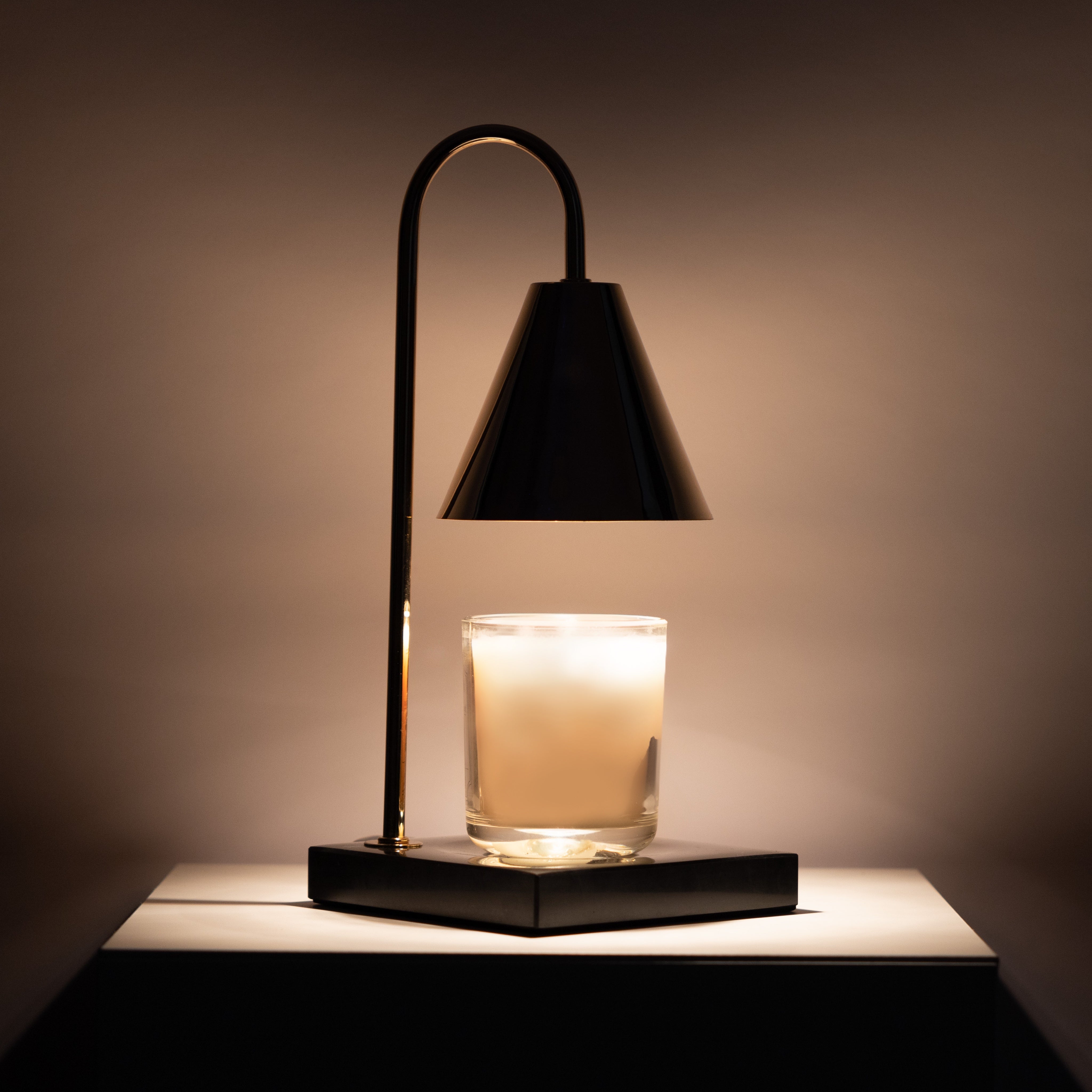 Luxuriöse Kerzenwärmerlampe mit zeitlosem Marmor-Finish und flammenloser Wärme | Restfield