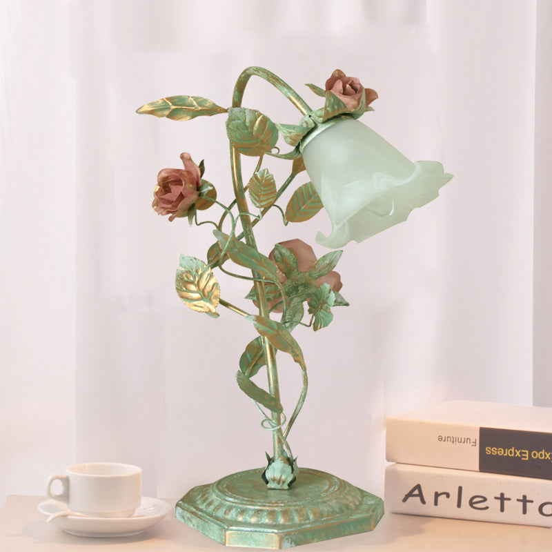Pastorale Metalen Nachtkastlamp met Bloem Decoratie - Groen - Vintage Tafellamp - 1 of 2 Lichtpunten | Sansoti