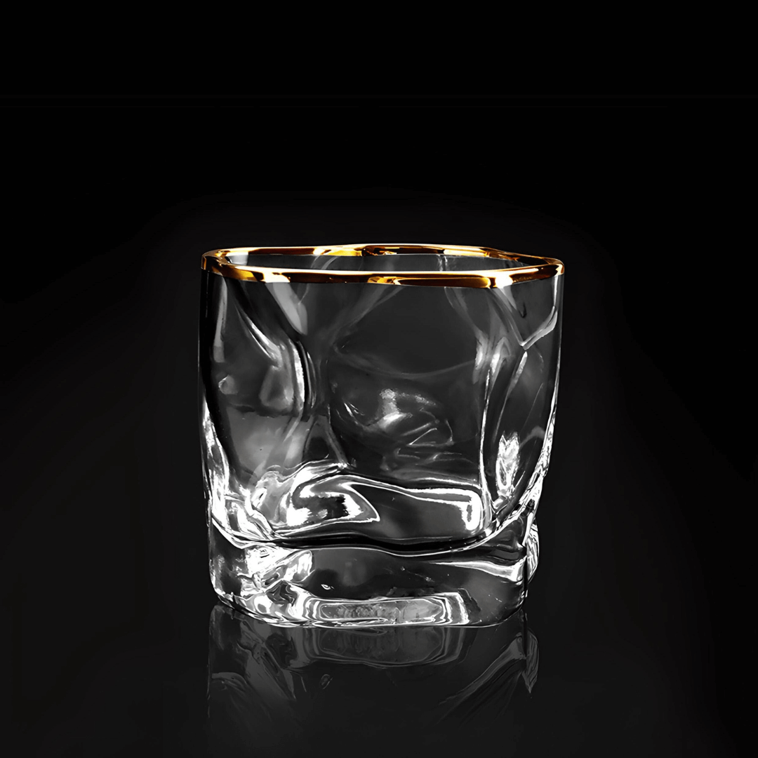 Japanisches Kristall-Whiskyglas mit goldfarbenem Akzent und Reliefstruktur - Premium-Trinkglas für Whisky, Cocktails und Spirituosen zu Hause | Sansoti