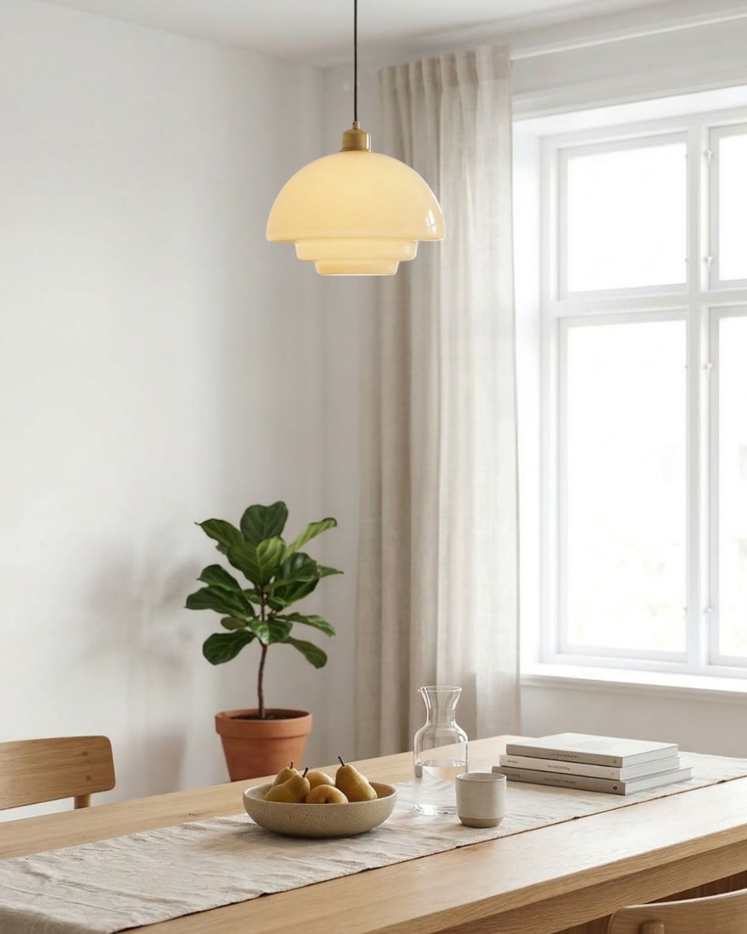 TINA Hanglamp – Mid-Century Melkwit Glas met Geborsteld Messing | Moderne Eetkamer & Keukenverlichting | Verstelbaar | E27 Fitting | Sansoti