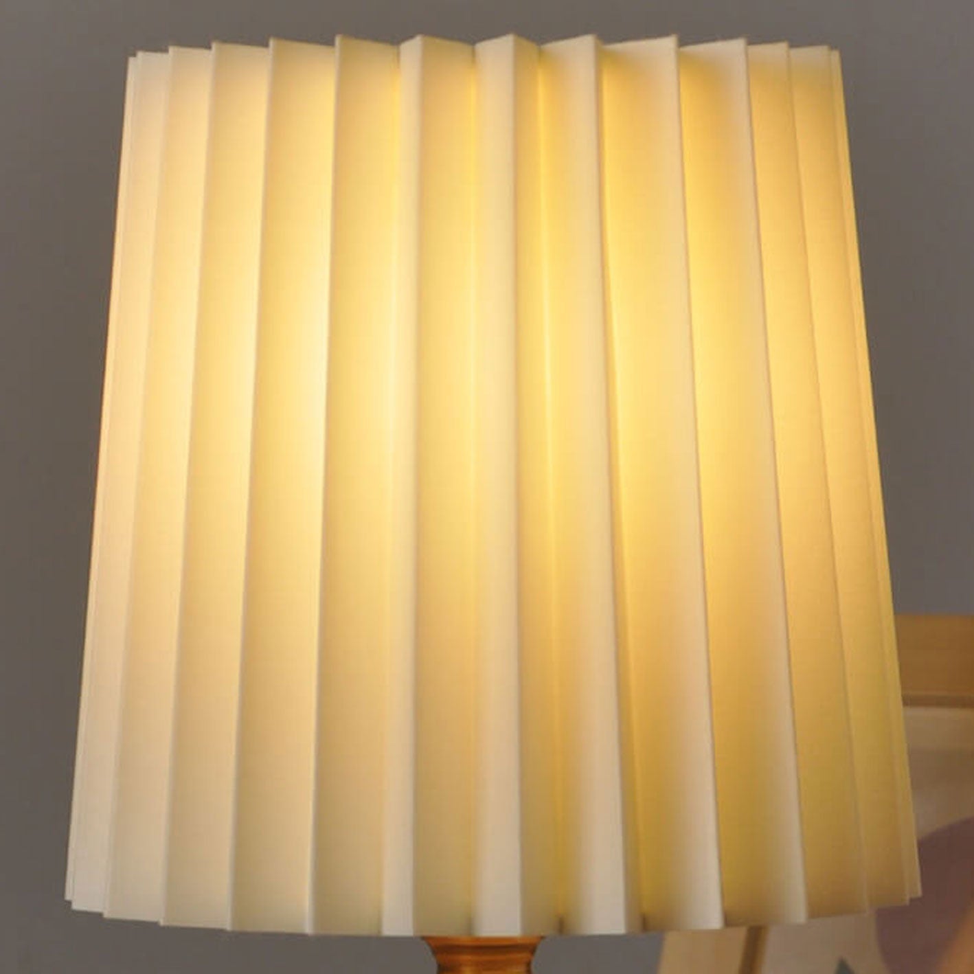 Tischlampe mit Plissee-Schirm Holzbasis Vintage-Stil Dimmbares Stimmungslicht Nachttischlampe Wohnzimmer-Leselampe Retro-Design | Sansoti