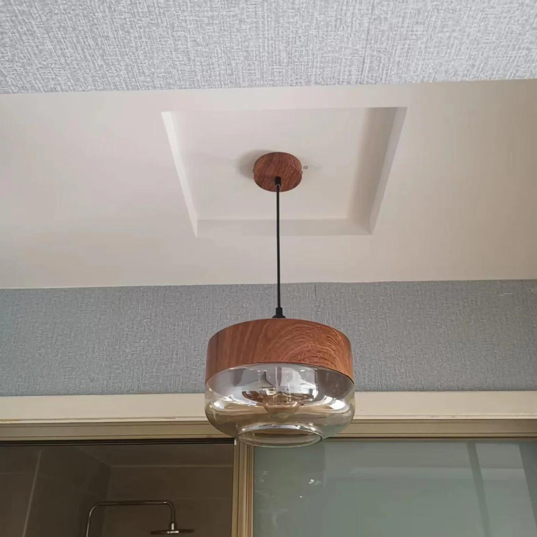 Scandinavische Hanglamp met Glazen Kap – Dimbaar Plafondlicht met Houtafwerking | Sansoti