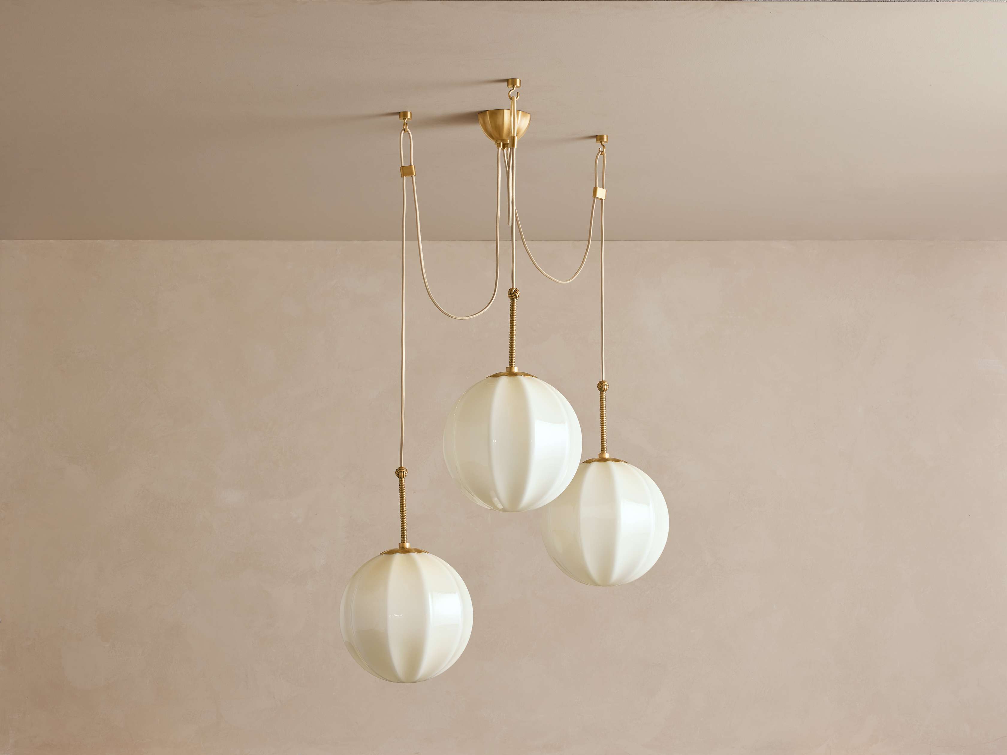 Lustre en laiton et verre crème, plusieurs boules, suspension réglable, style vintage, éclairage d’ambiance pour le salon | Sansoti