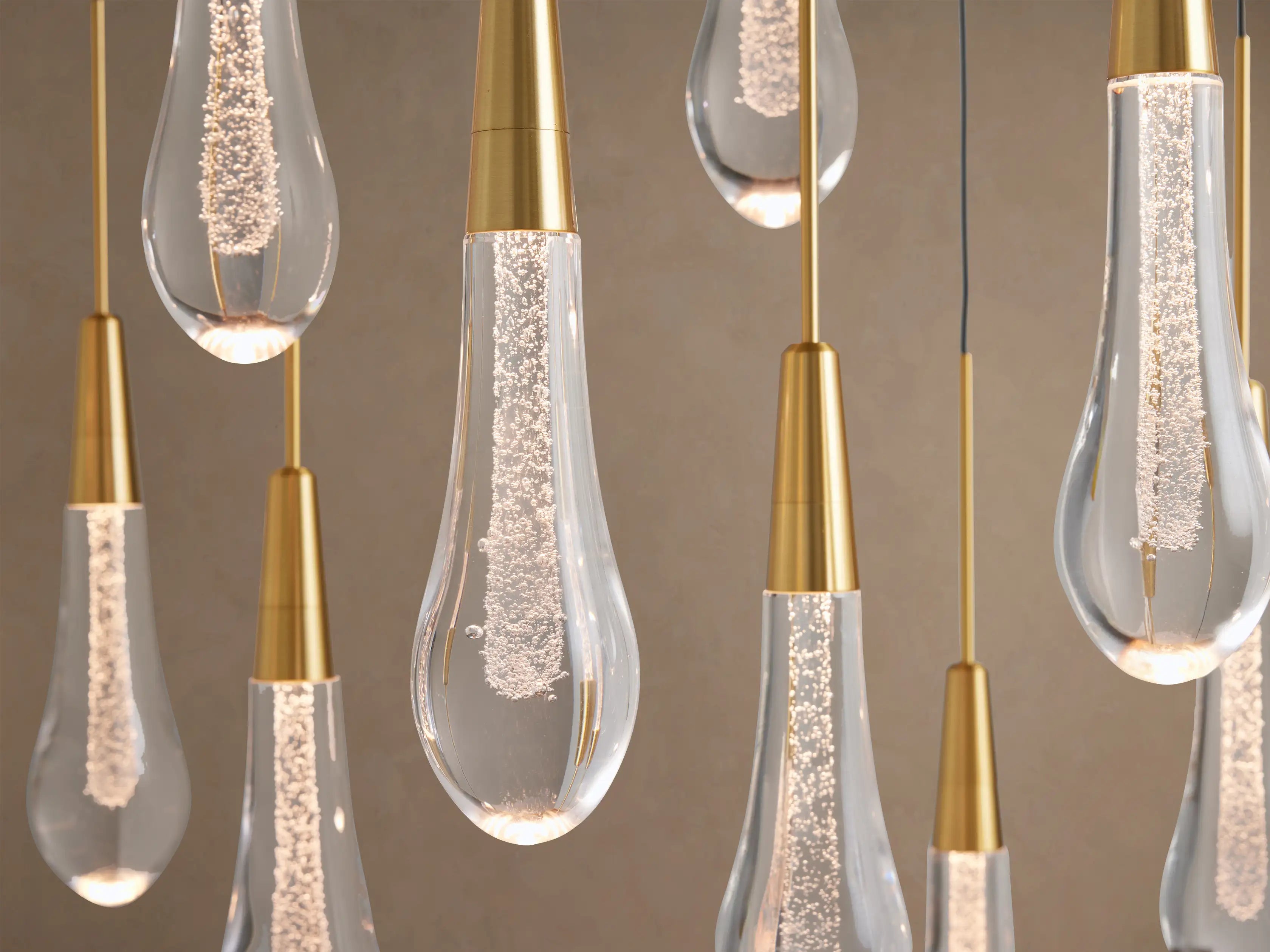 Lustre linéaire avec lampes LED réglables adapté à la salle à manger et à la cuisine en verre fabriqué à la main au design moderne | Sansoti