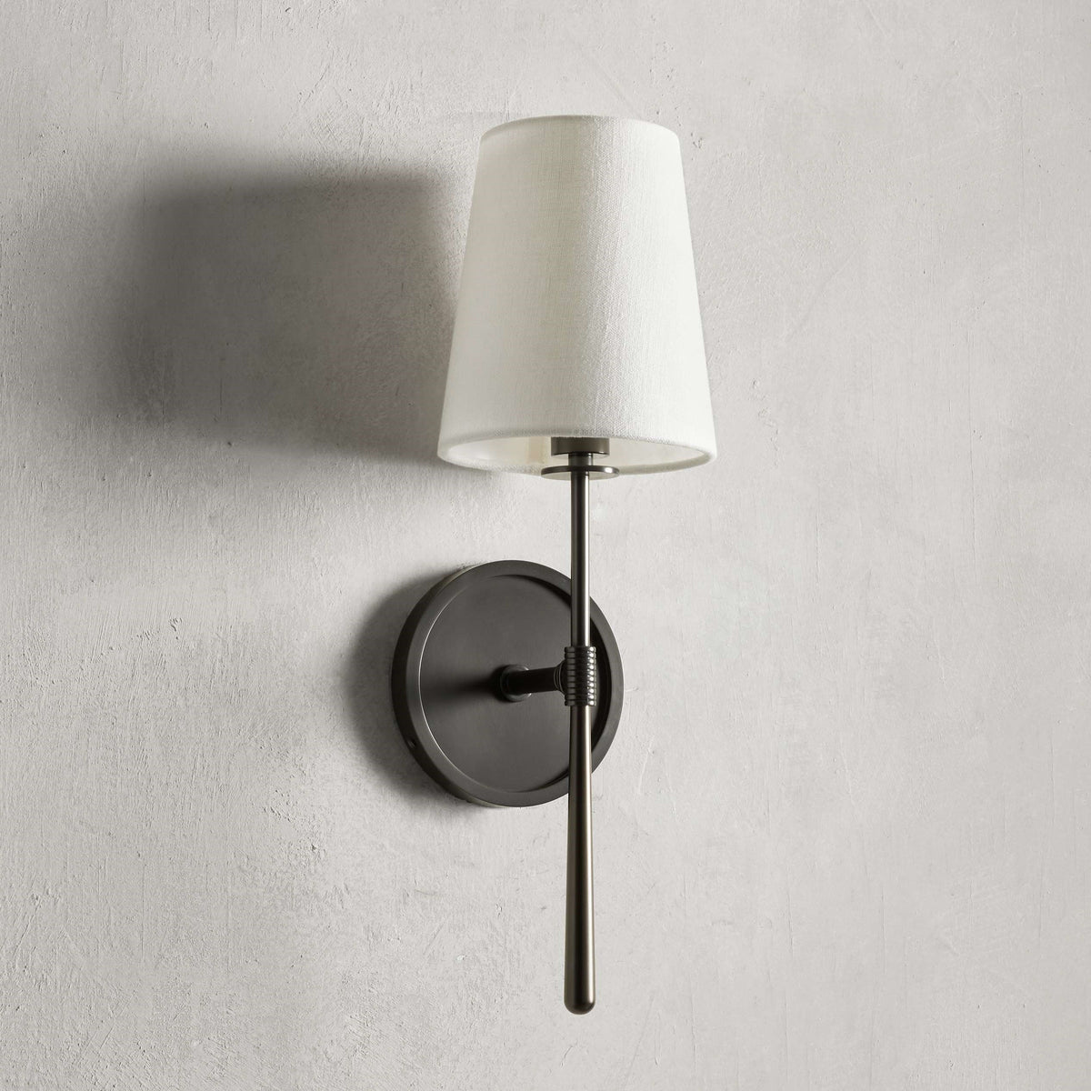 Applique murale avec abat-jour en lin et forme de torche pour salon chambre salle de bains couloir au design moderne et à l’éclairage élégant | Sansoti