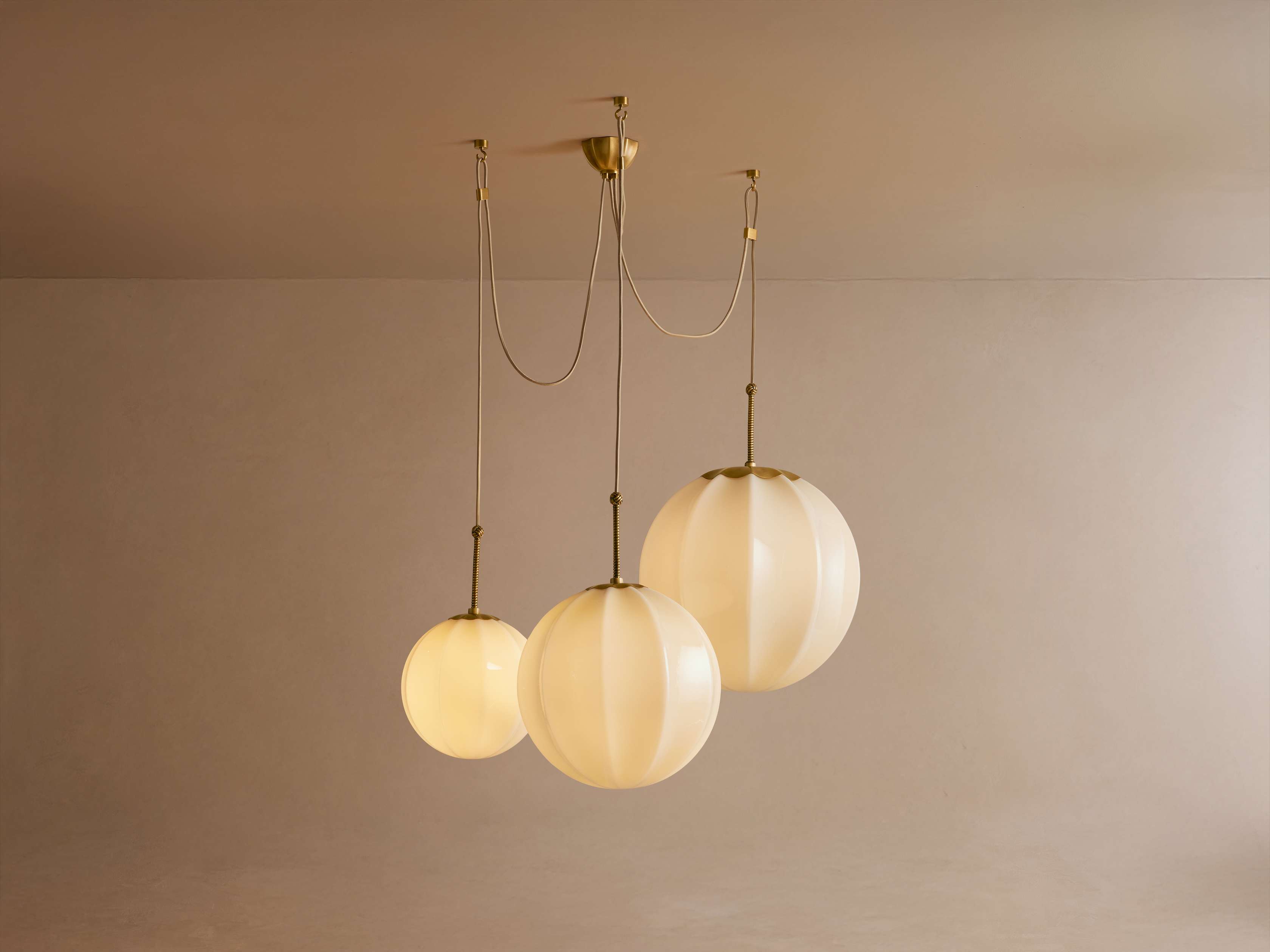 Lustre en laiton et verre crème, plusieurs boules, suspension réglable, style vintage, éclairage d’ambiance pour le salon | Sansoti