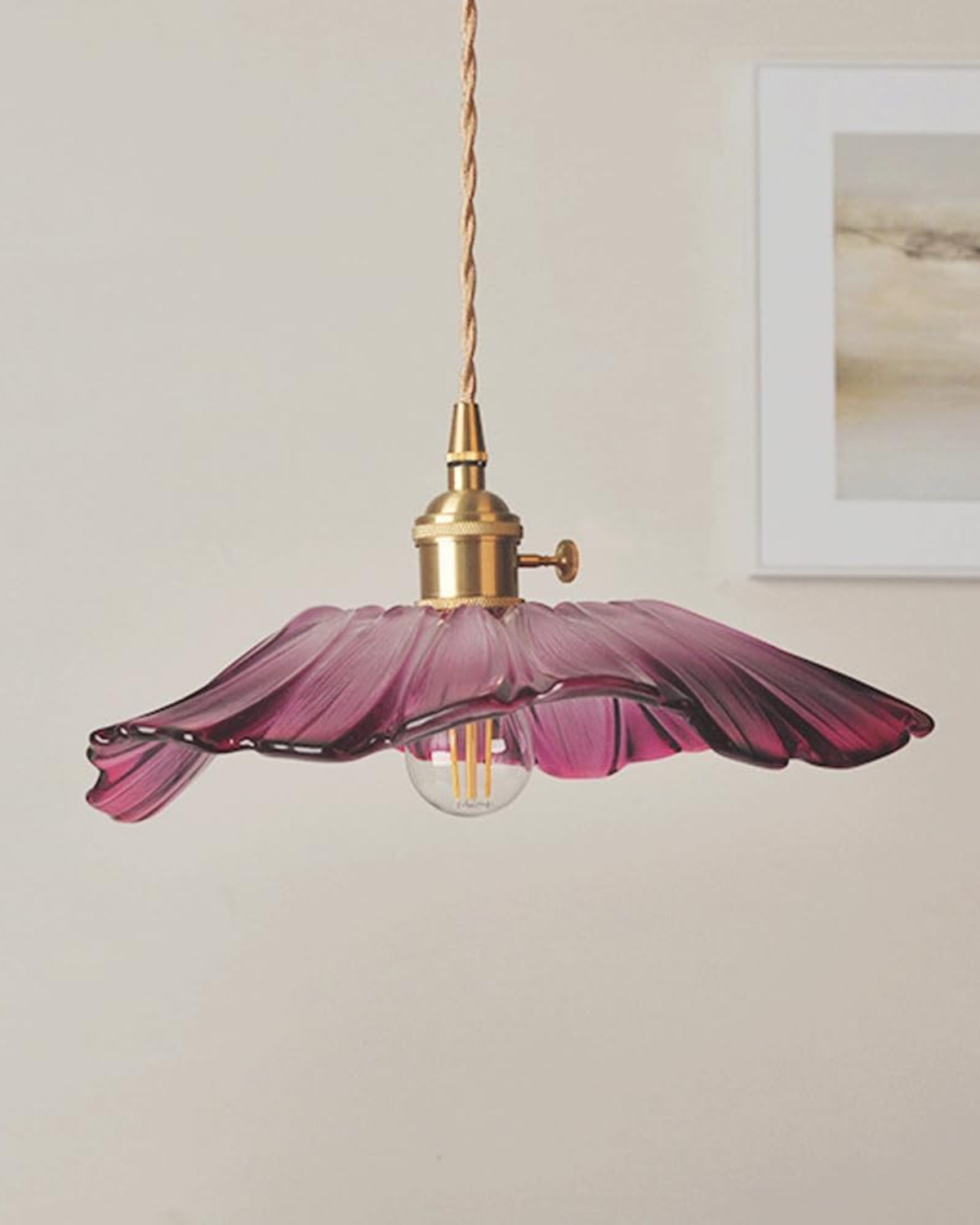 Skulpturale gläserne Pendelleuchte mit Messingfassung und warmem Licht – künstlerische Designer-Deckenleuchte für Esszimmer und Wohnzimmer | Restfield