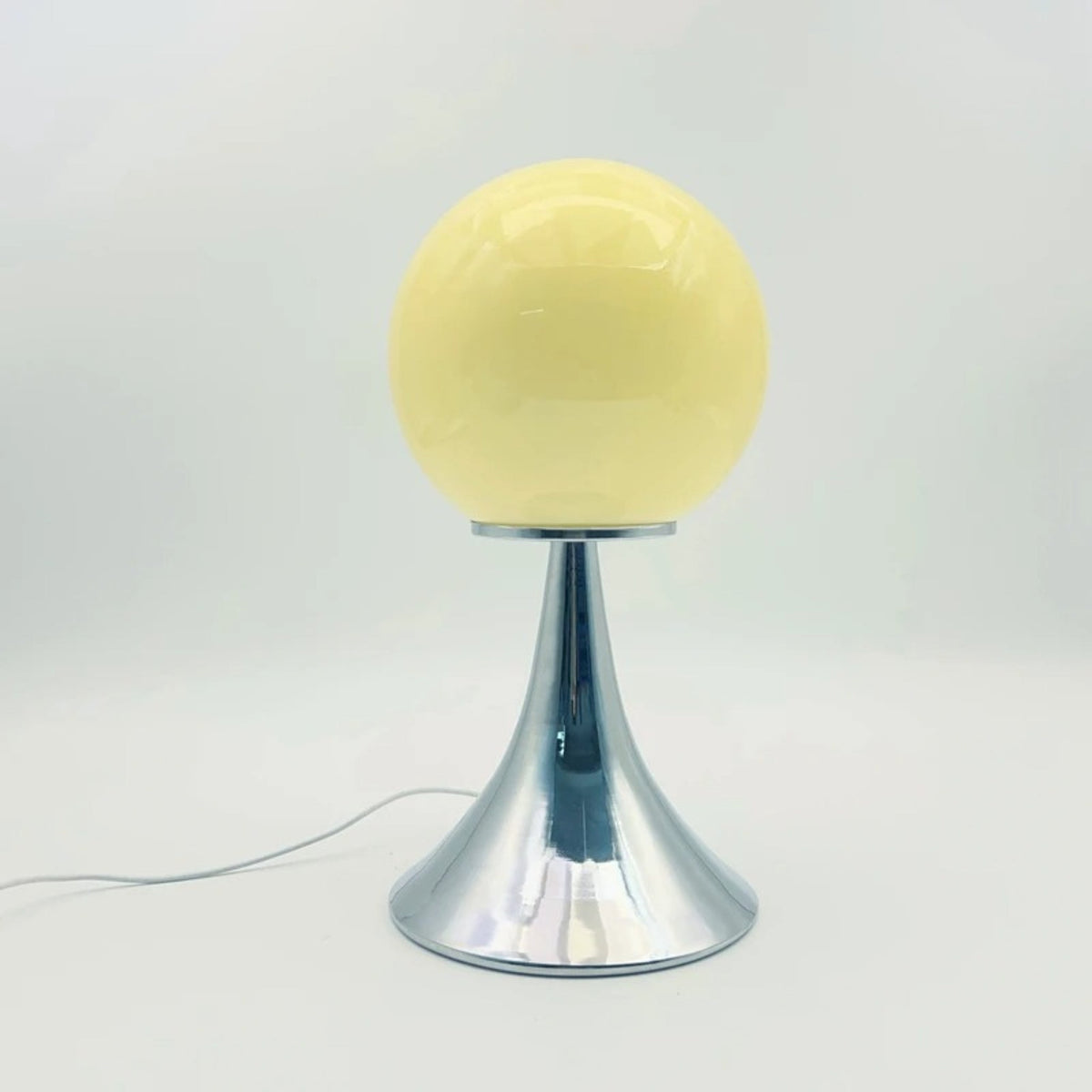Tischleuchte mit Glaskugel und Metallfuß, Ambientebeleuchtung, Nachttisch, Schlafzimmer, Weiß, Orange, Rosa, Creme, Design | Sansoti