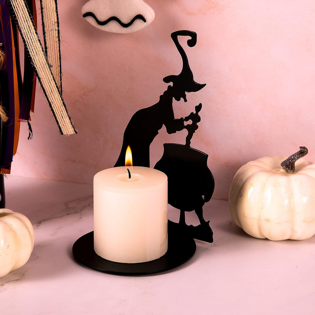 Hölzerne Halloween-Hexe mit schwarzer Katze, Stimmungsbild, dekoratives Tischobjekt, saisonale Herbstdekoration | Sansoti