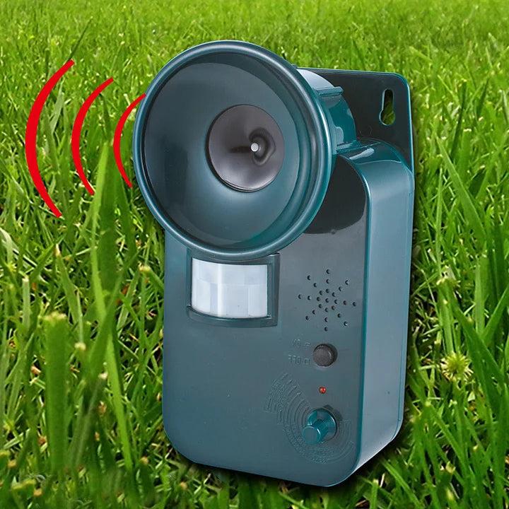 Ultraschall-Tiervertreiber mit Batterie und Bewegungssensor für einen wirksamen Garten- und Grundstücksschutz bei Tag und Nacht | Sansoti