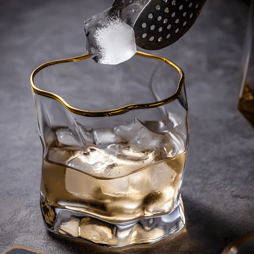 Japanisches Kristall-Whiskyglas mit goldfarbenem Akzent und Reliefstruktur - Premium-Trinkglas für Whisky, Cocktails und Spirituosen zu Hause | Sansoti