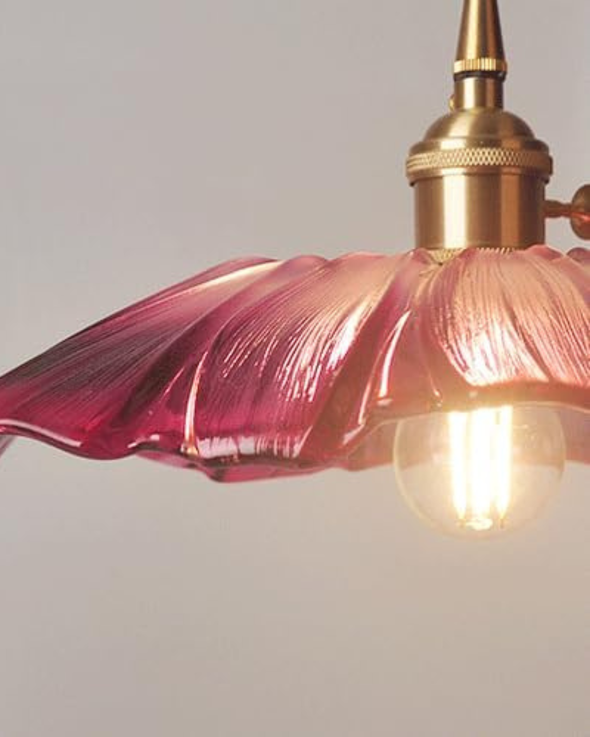 Skulpturale gläserne Pendelleuchte mit Messingfassung und warmem Licht – künstlerische Designer-Deckenleuchte für Esszimmer und Wohnzimmer | Restfield